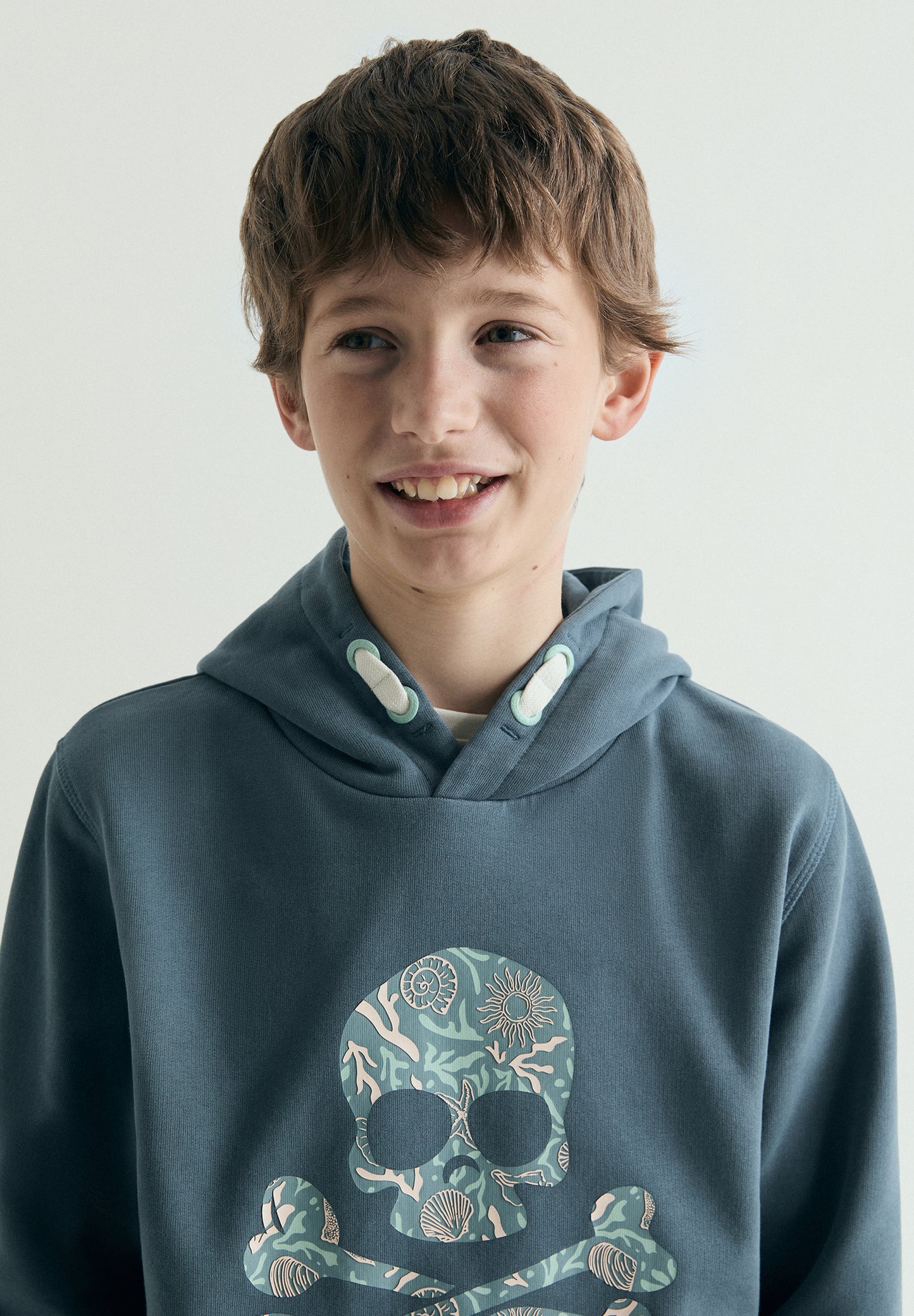 SUDADERA CON CAPUCHA CALAVERA ESTAMPADA