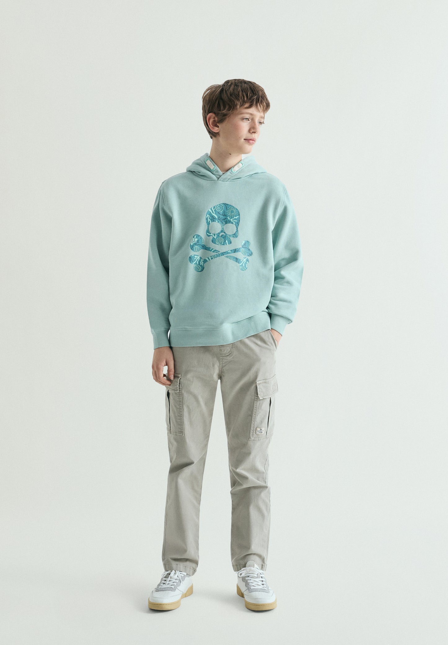 SUDADERA CON CAPUCHA CALAVERA ESTAMPADA
