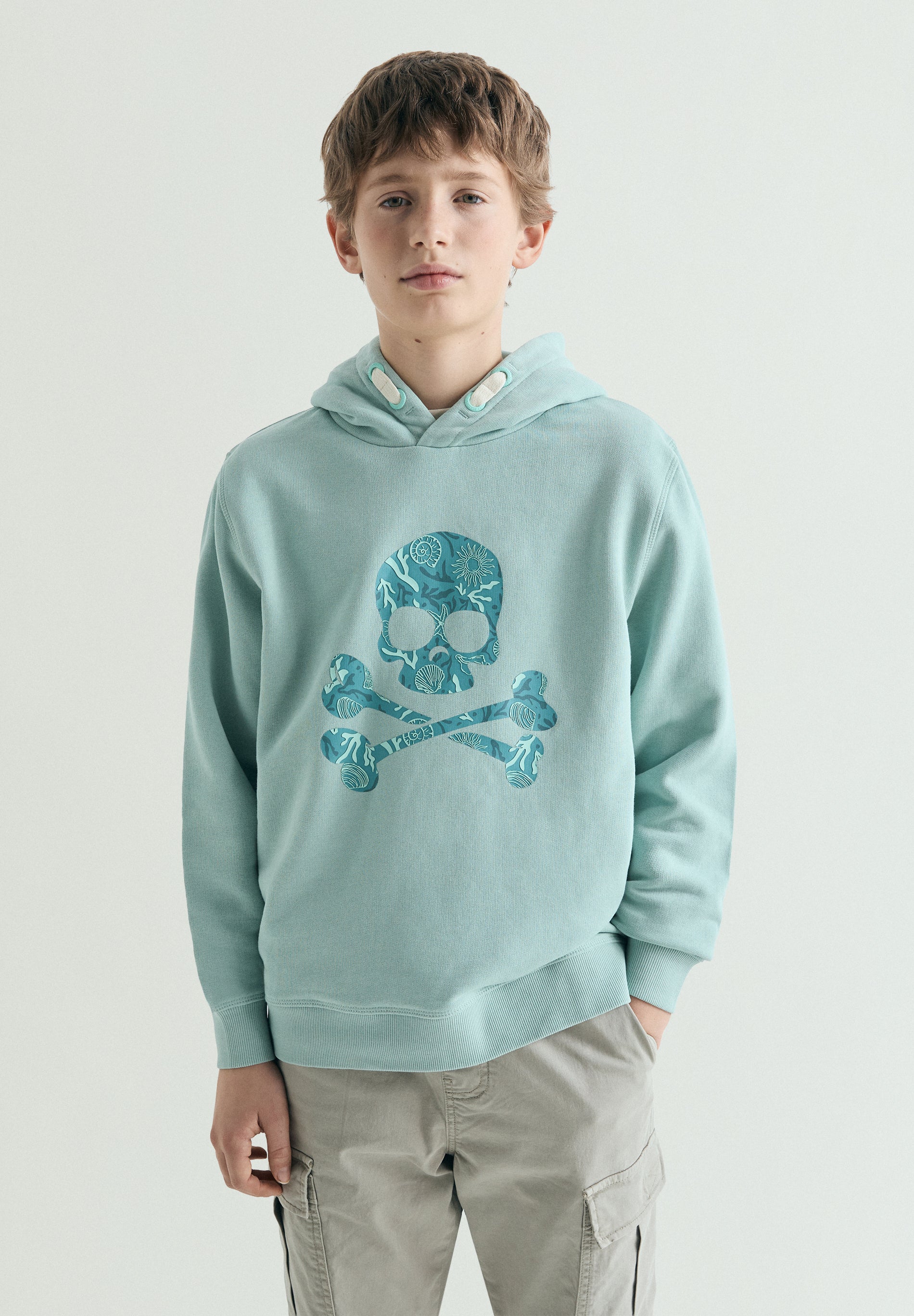SUDADERA CON CAPUCHA CALAVERA ESTAMPADA