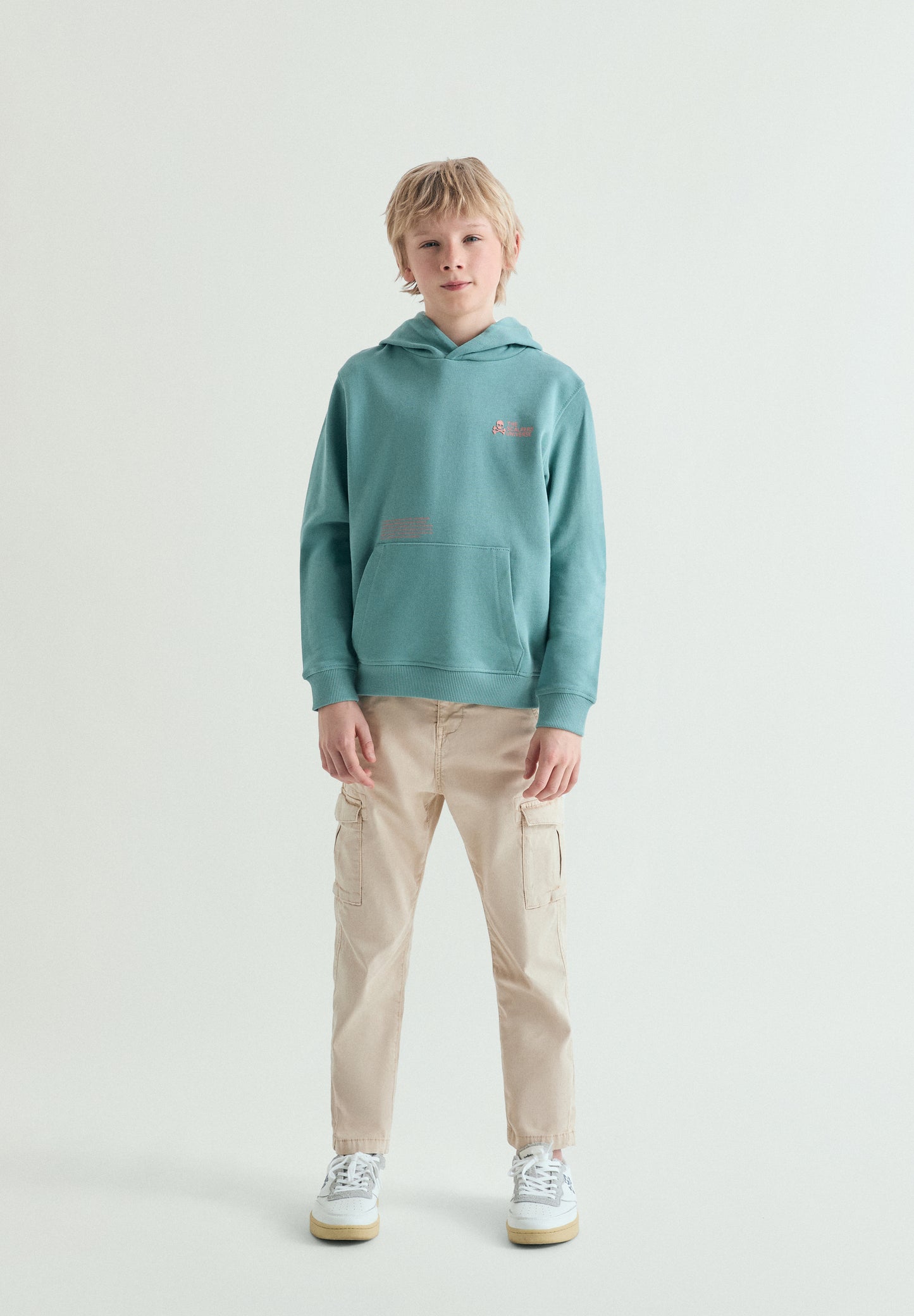 SUDADERA CON CAPUCHA ESTAMPADO CALAVERA