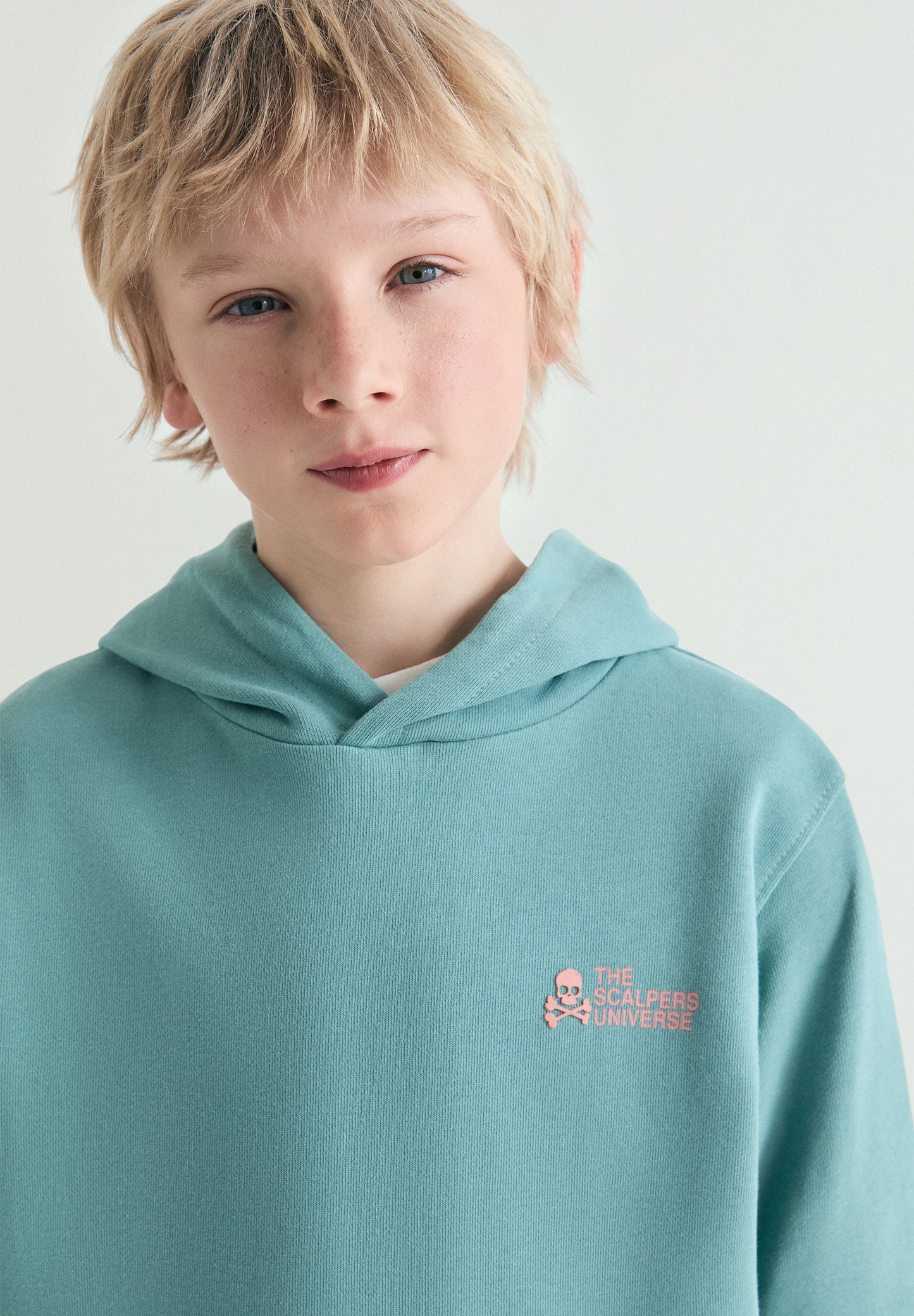 SUDADERA CON CAPUCHA ESTAMPADO CALAVERA