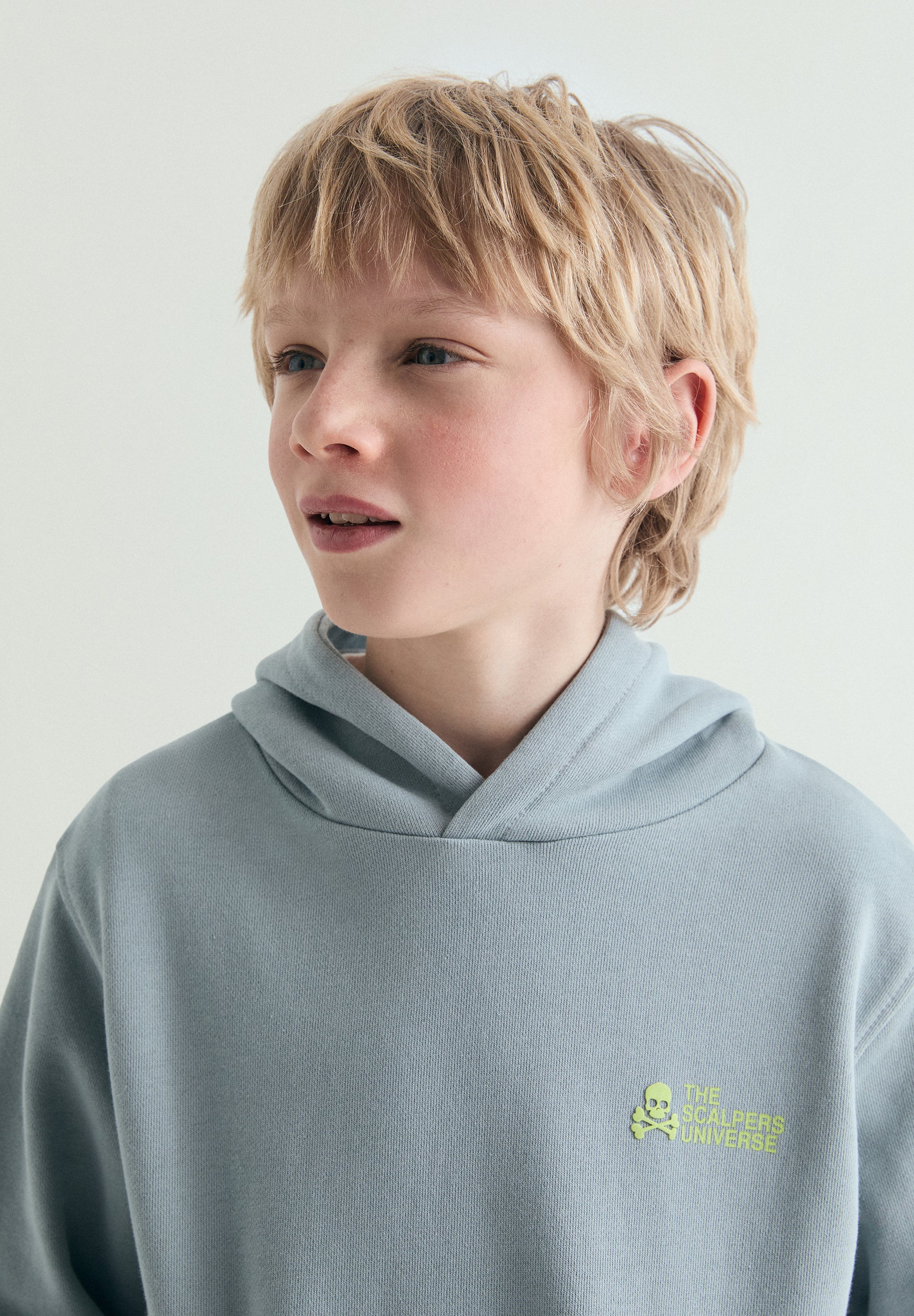SUDADERA CON CAPUCHA ESTAMPADO CALAVERA