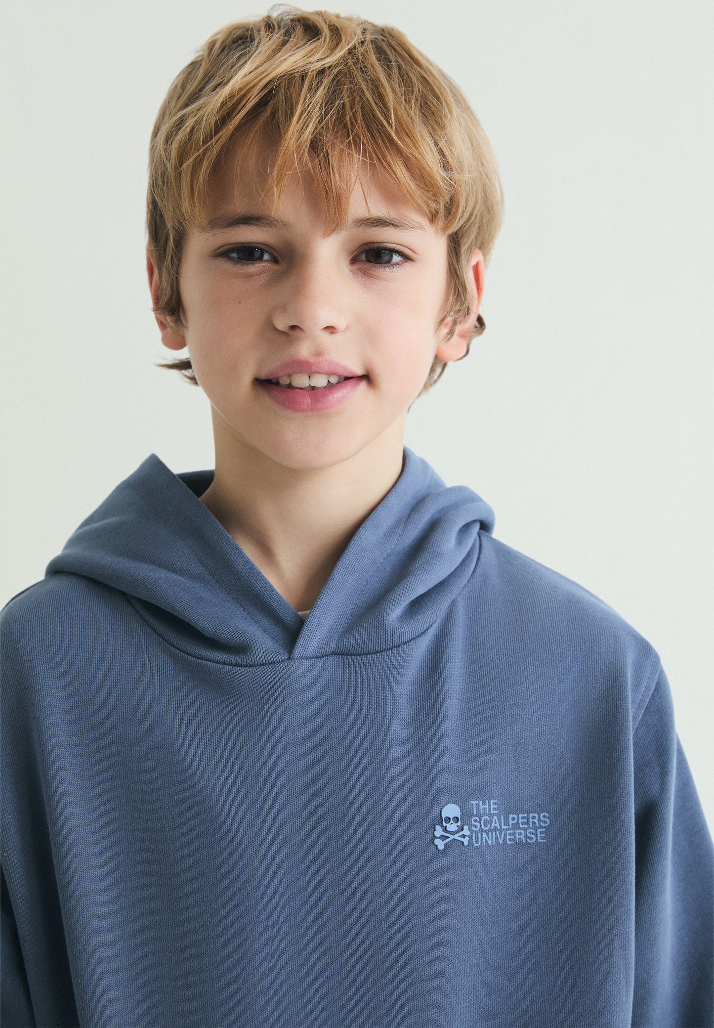 SUDADERA CON CAPUCHA ESTAMPADO CALAVERA