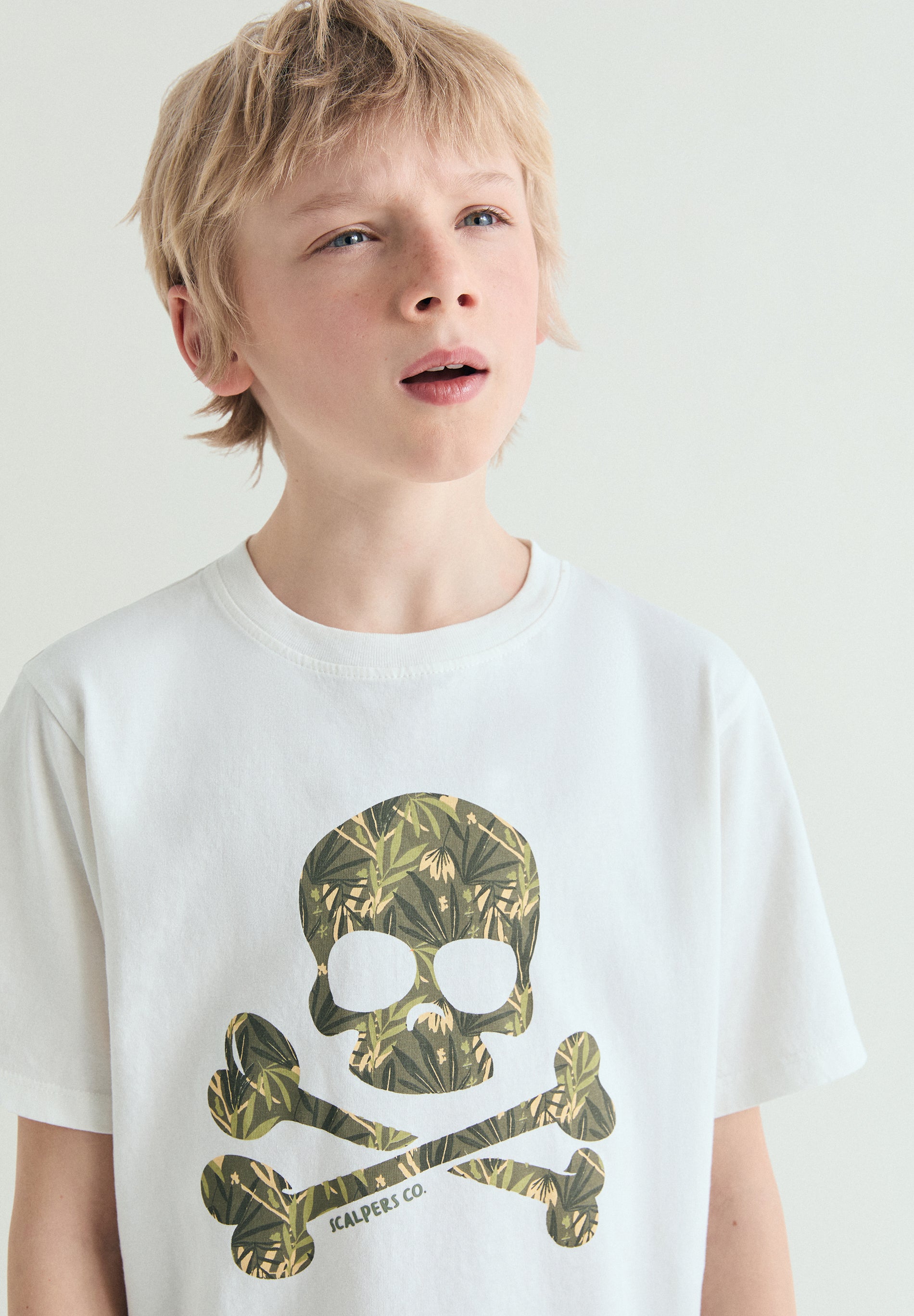 CAMISETA CALAVERA ESTAMPADO TROPICAL