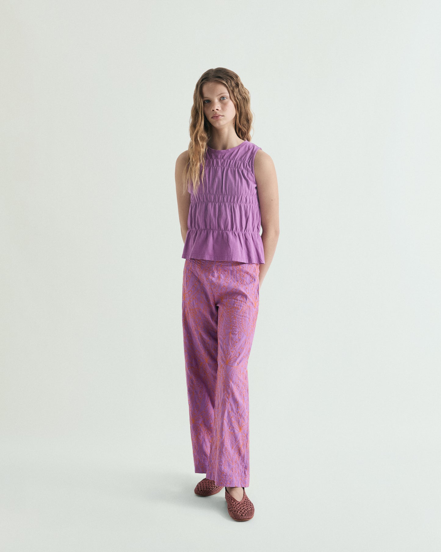 PANTALÓN BORDADOS CONTRASTE