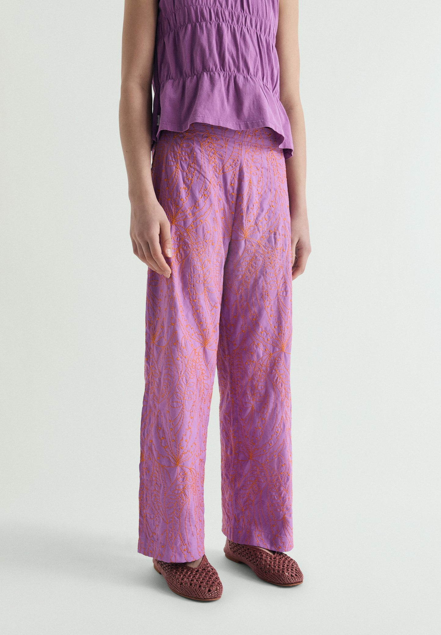 PANTALÓN BORDADOS CONTRASTE