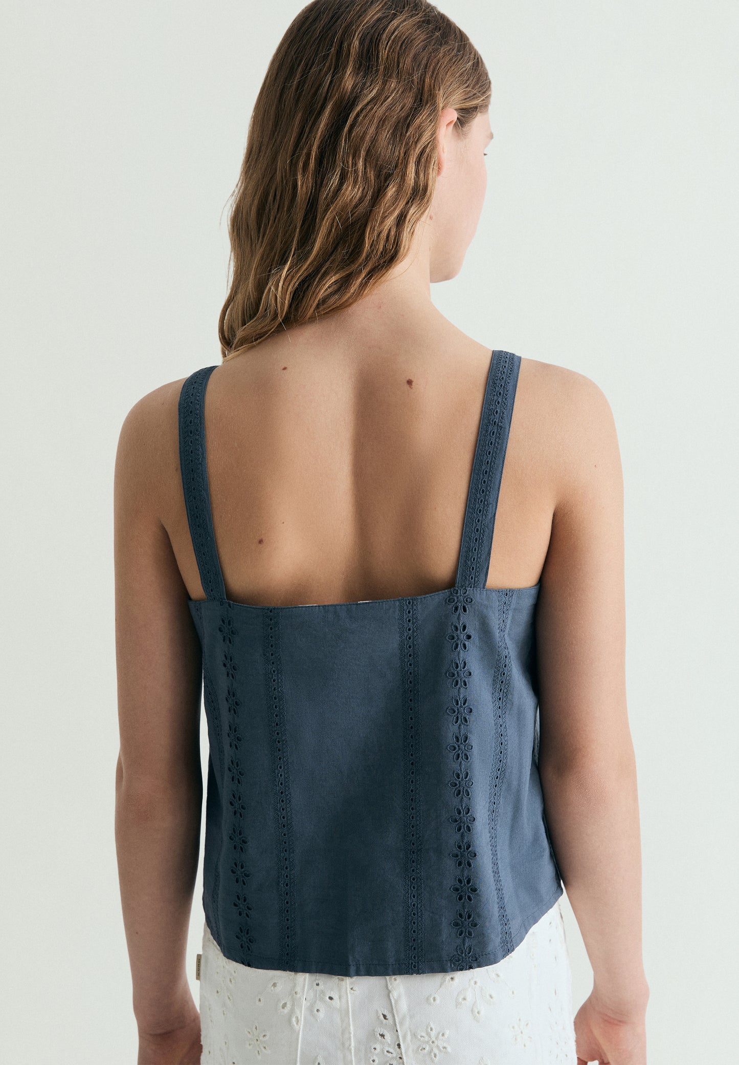 TOP DE ALGODÓN CON BORDADOS