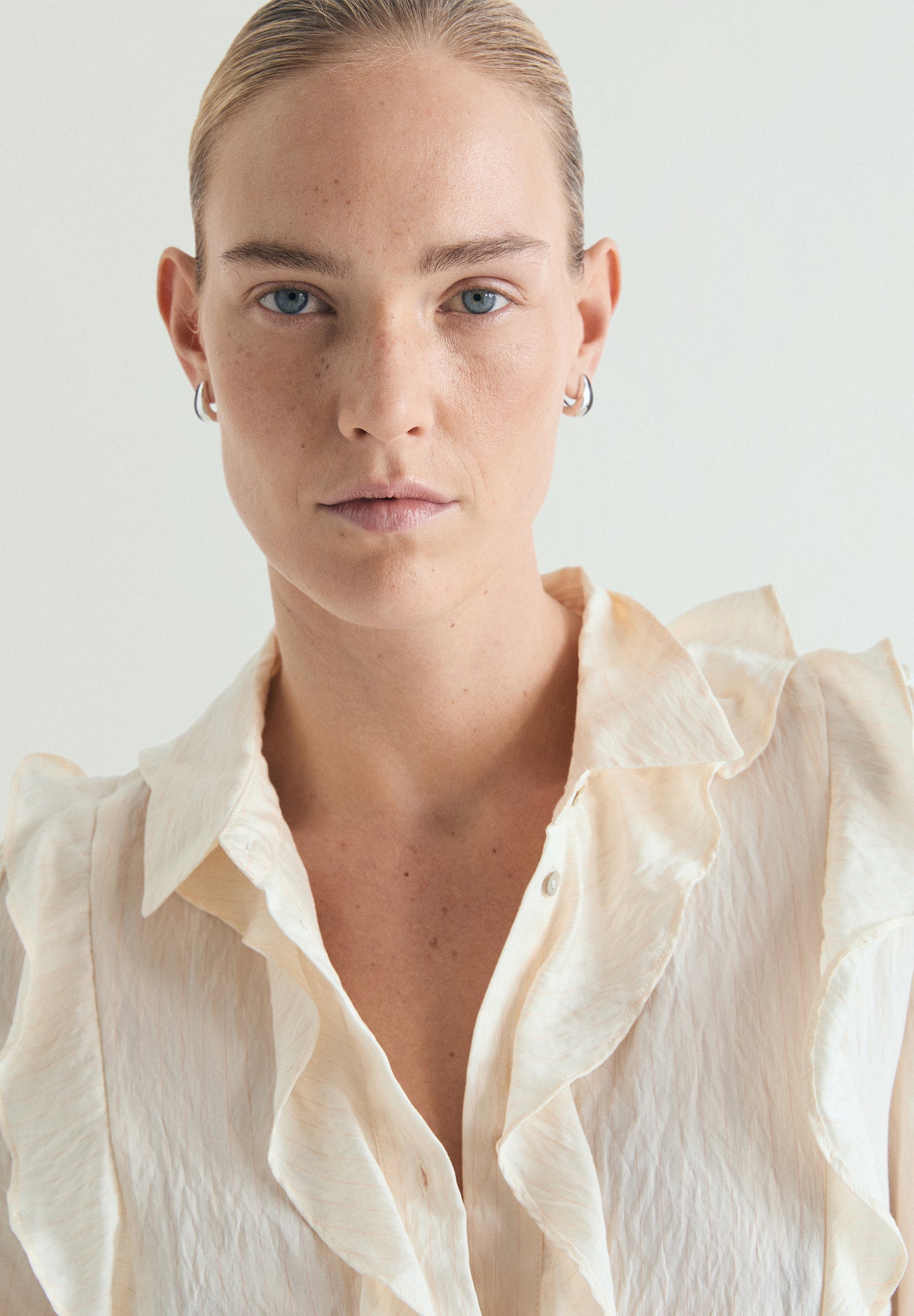 BLUSA DETALLE VOLANTES