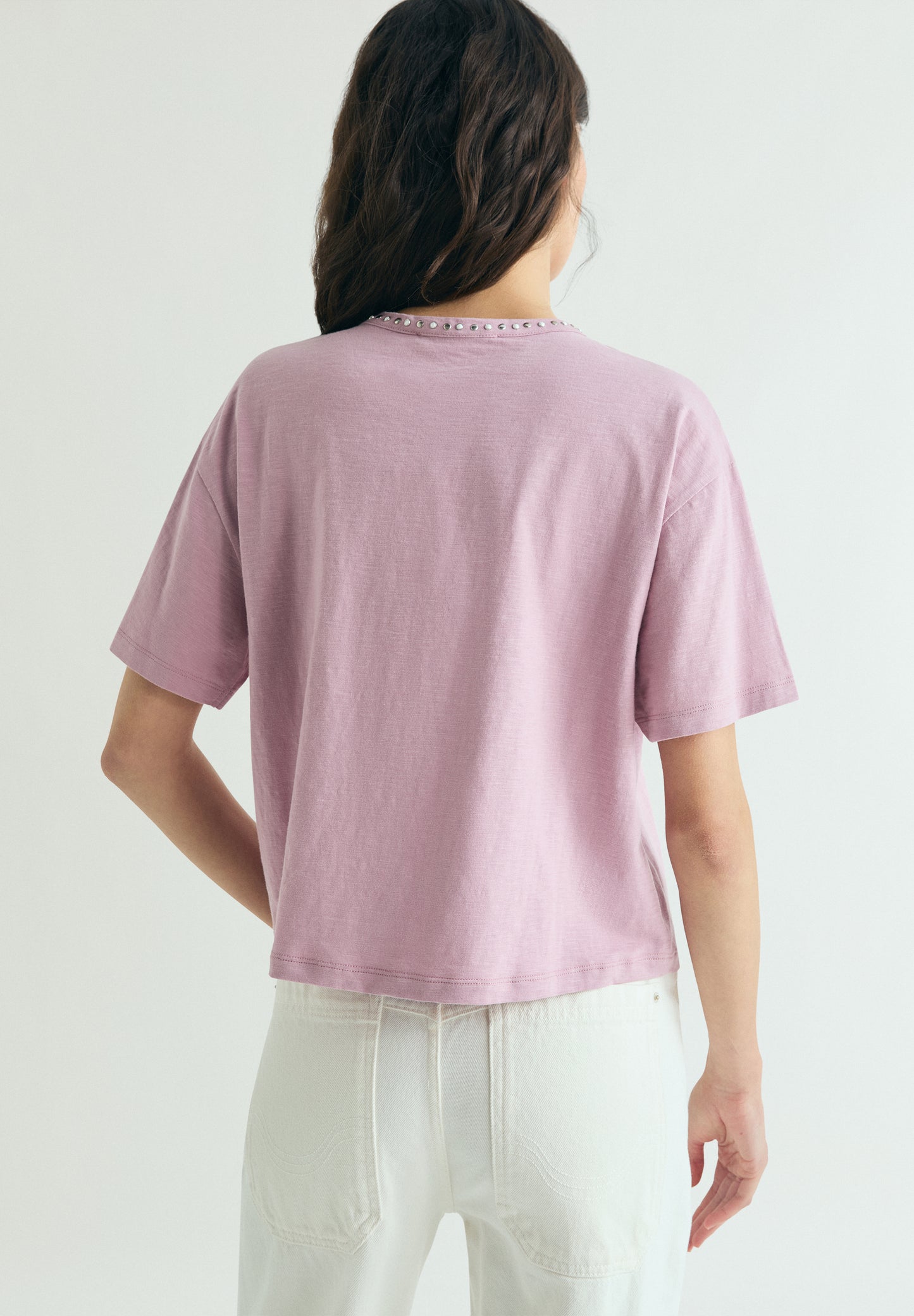 CAMISETA TACHUELAS BOLSILO