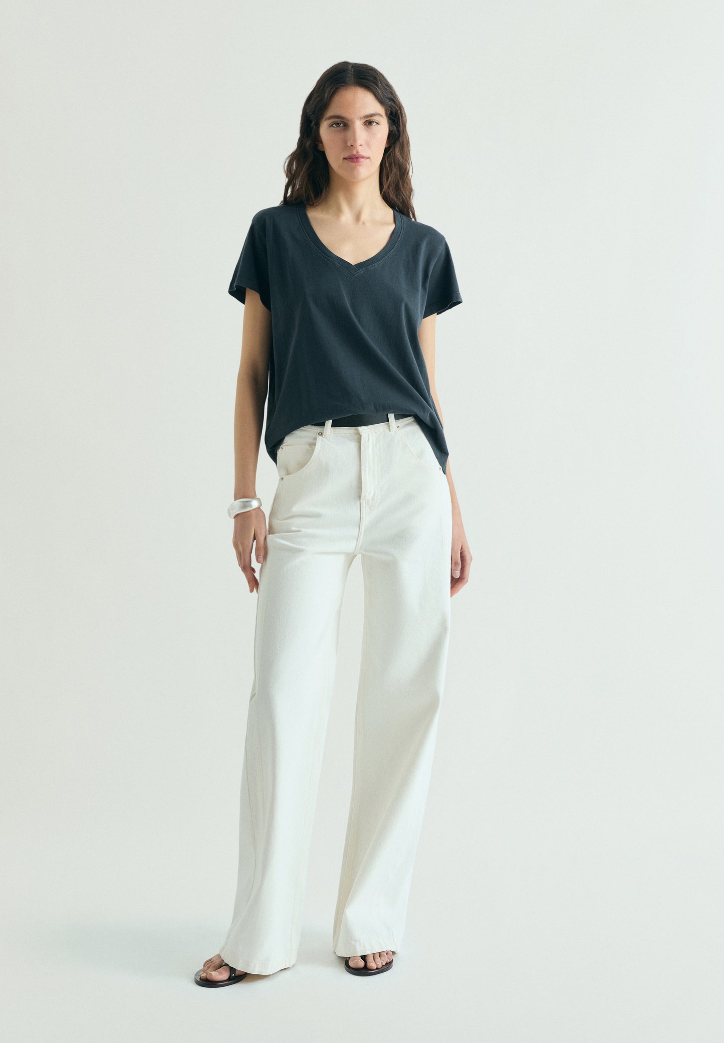 CAMISETA BÁSICA ESCOTE V