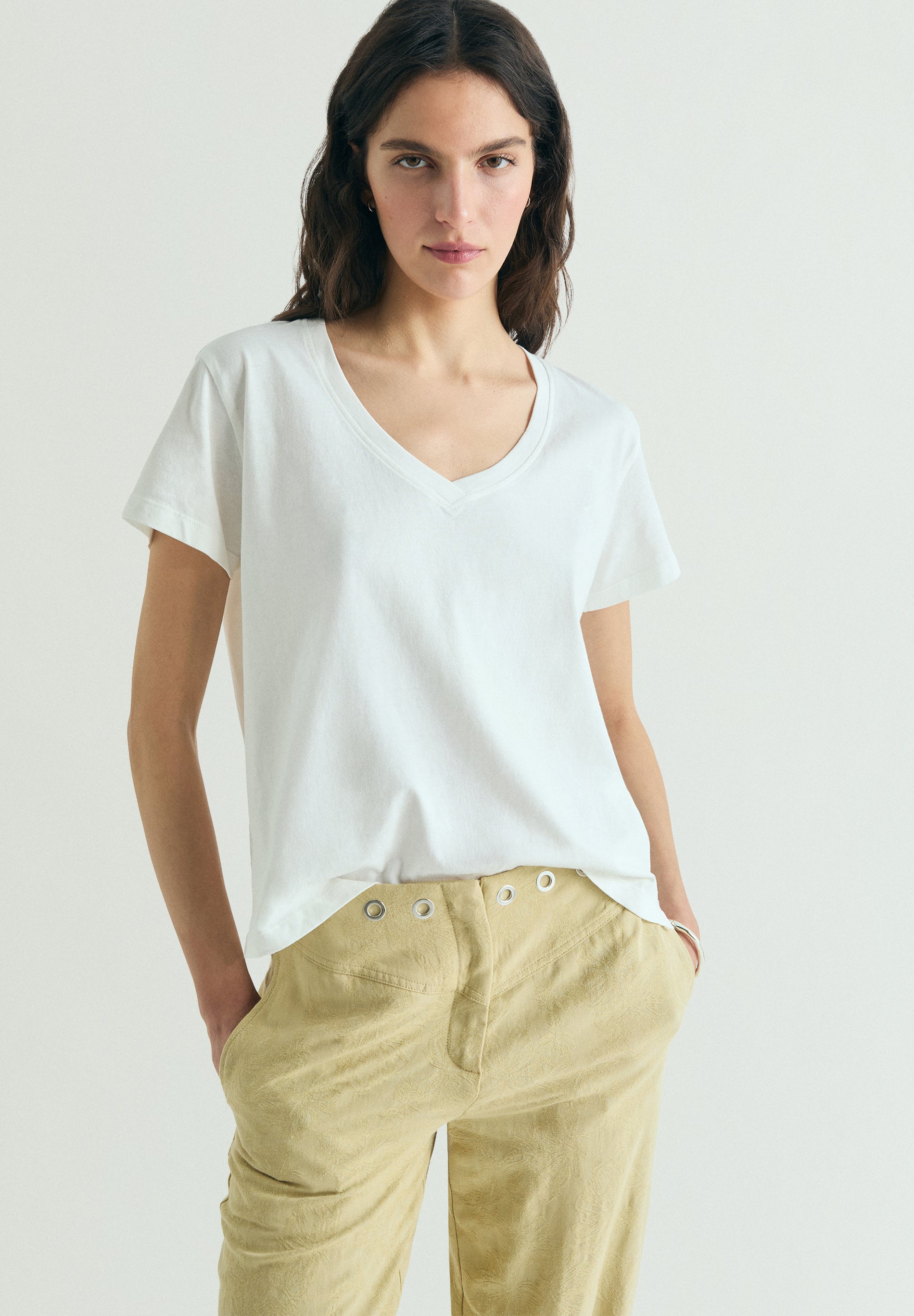 CAMISETA BÁSICA ESCOTE V