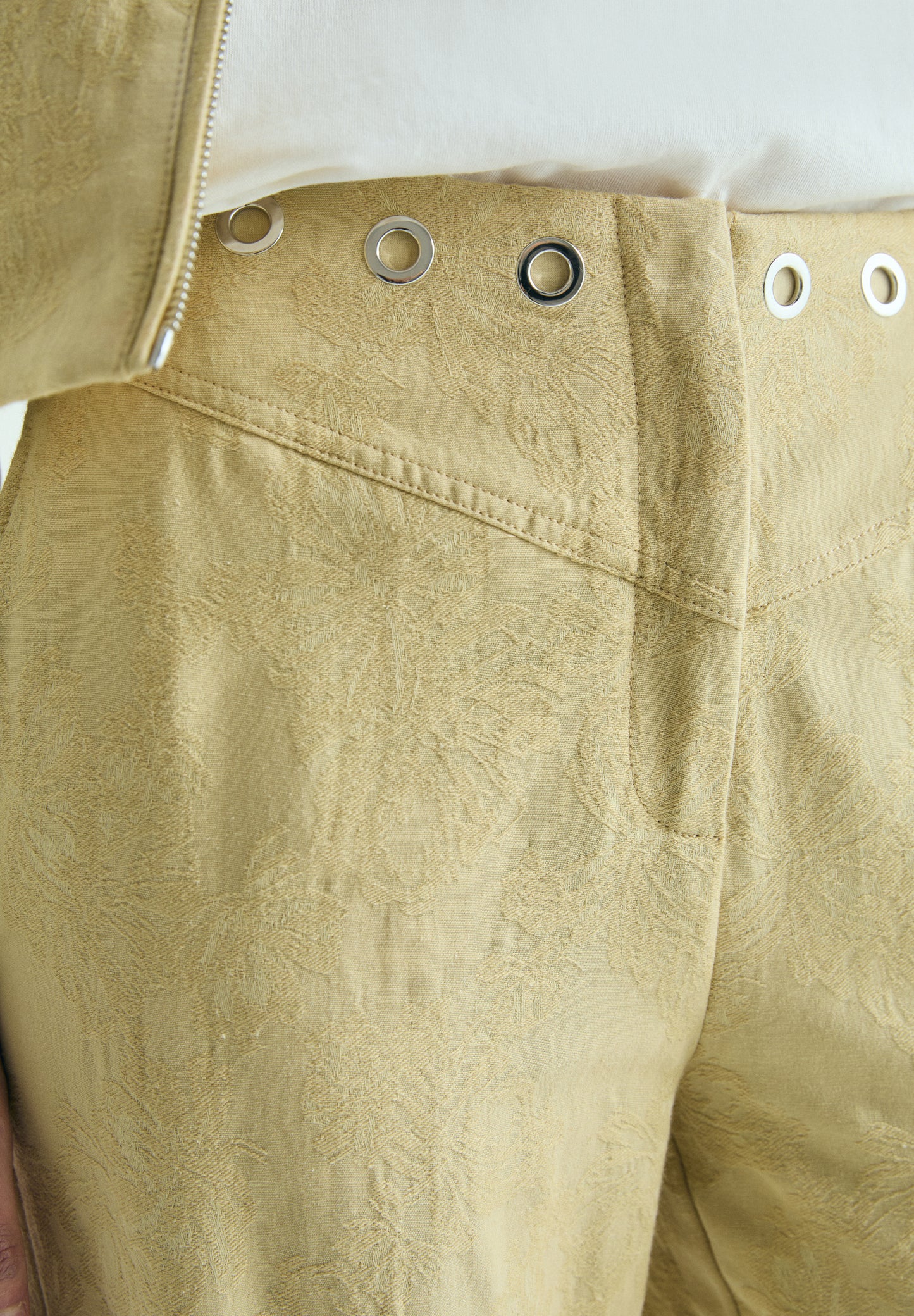 PANTALÓN JACQUARD CON TACHUELAS
