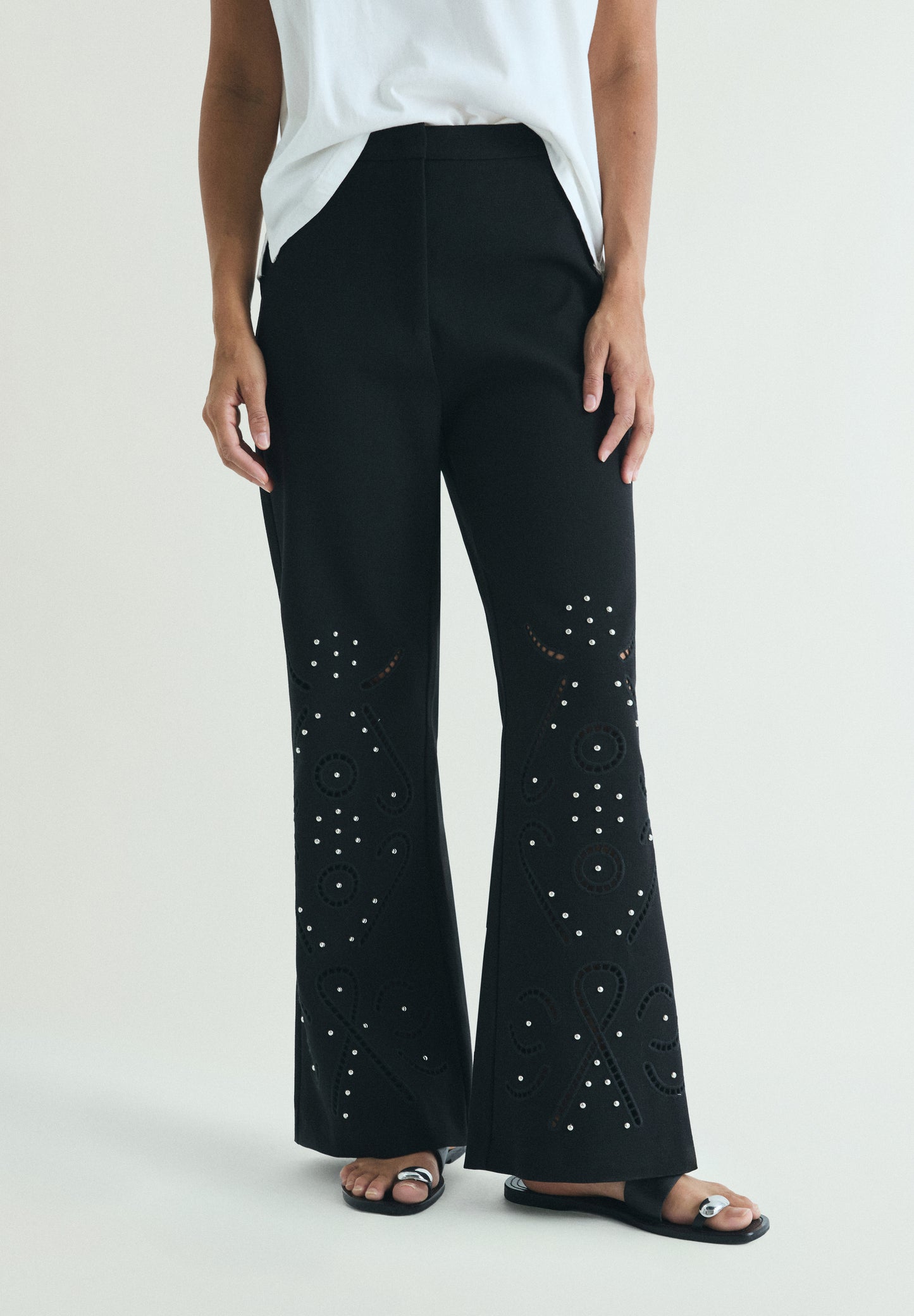 PANTALÓN DETALLES PERFORADO