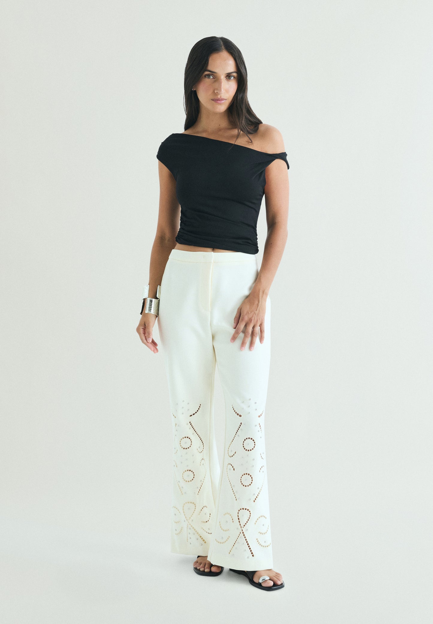 PANTALÓN DETALLES PERFORADO