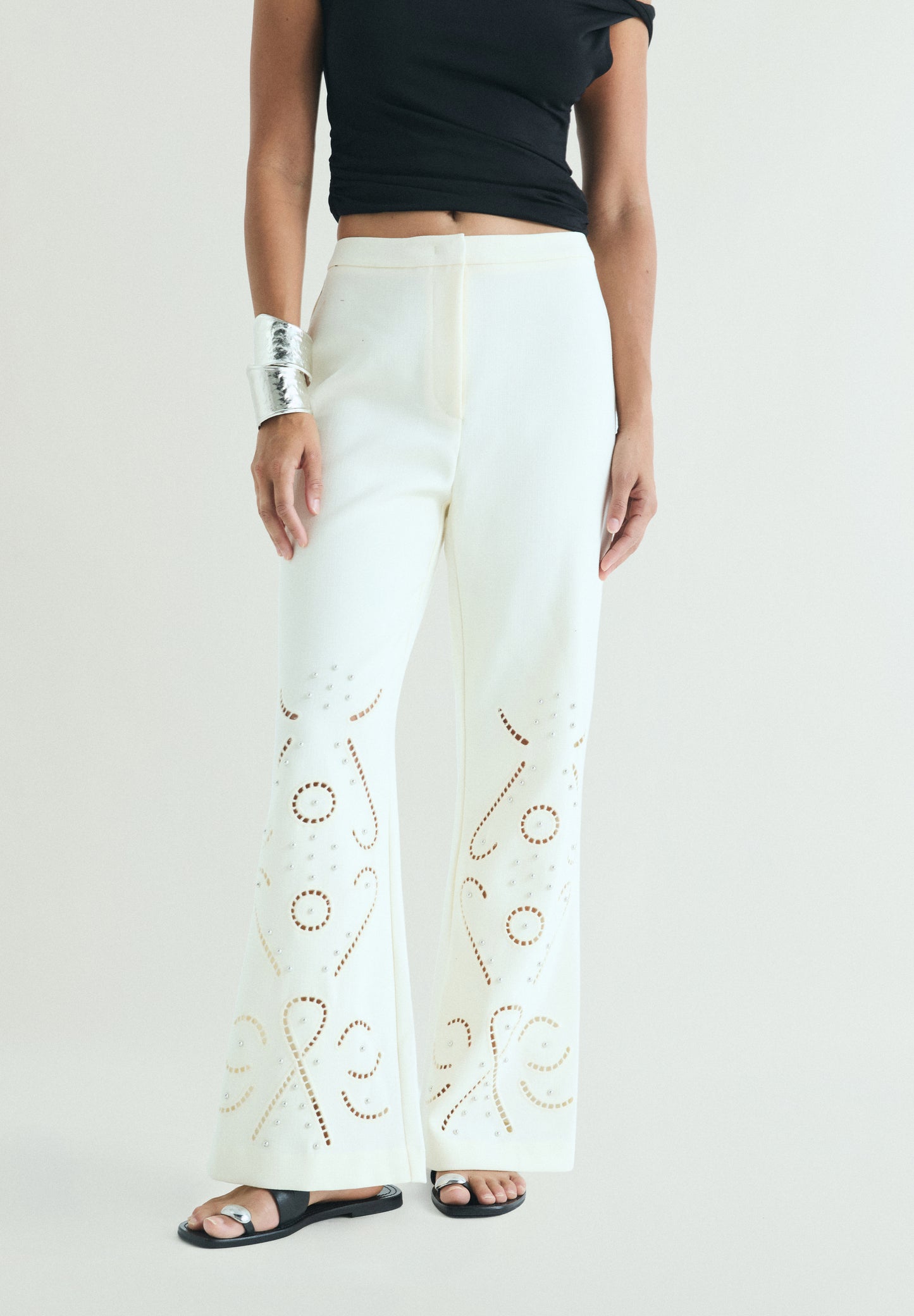 PANTALÓN DETALLES PERFORADO
