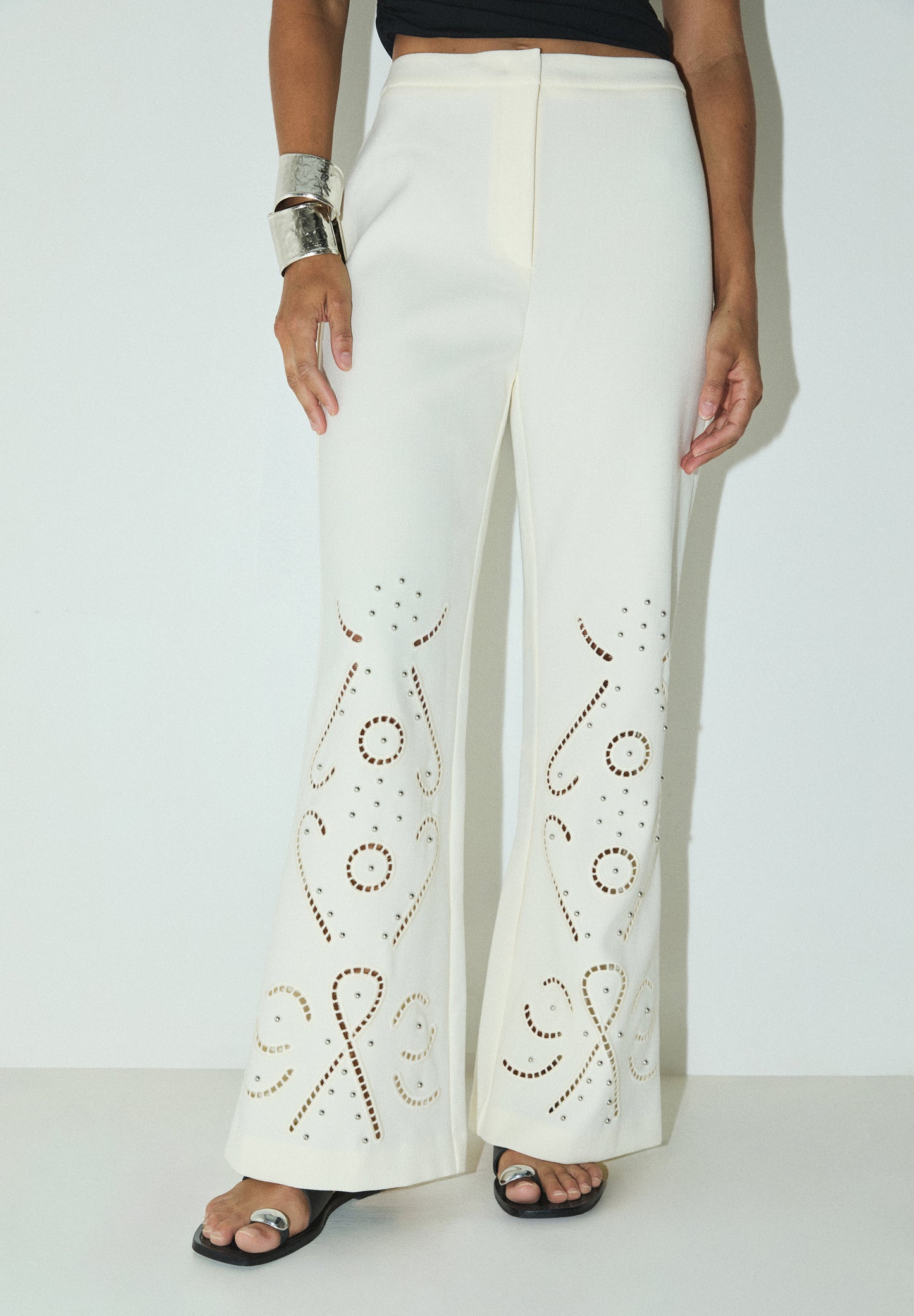 PANTALÓN DETALLES PERFORADO