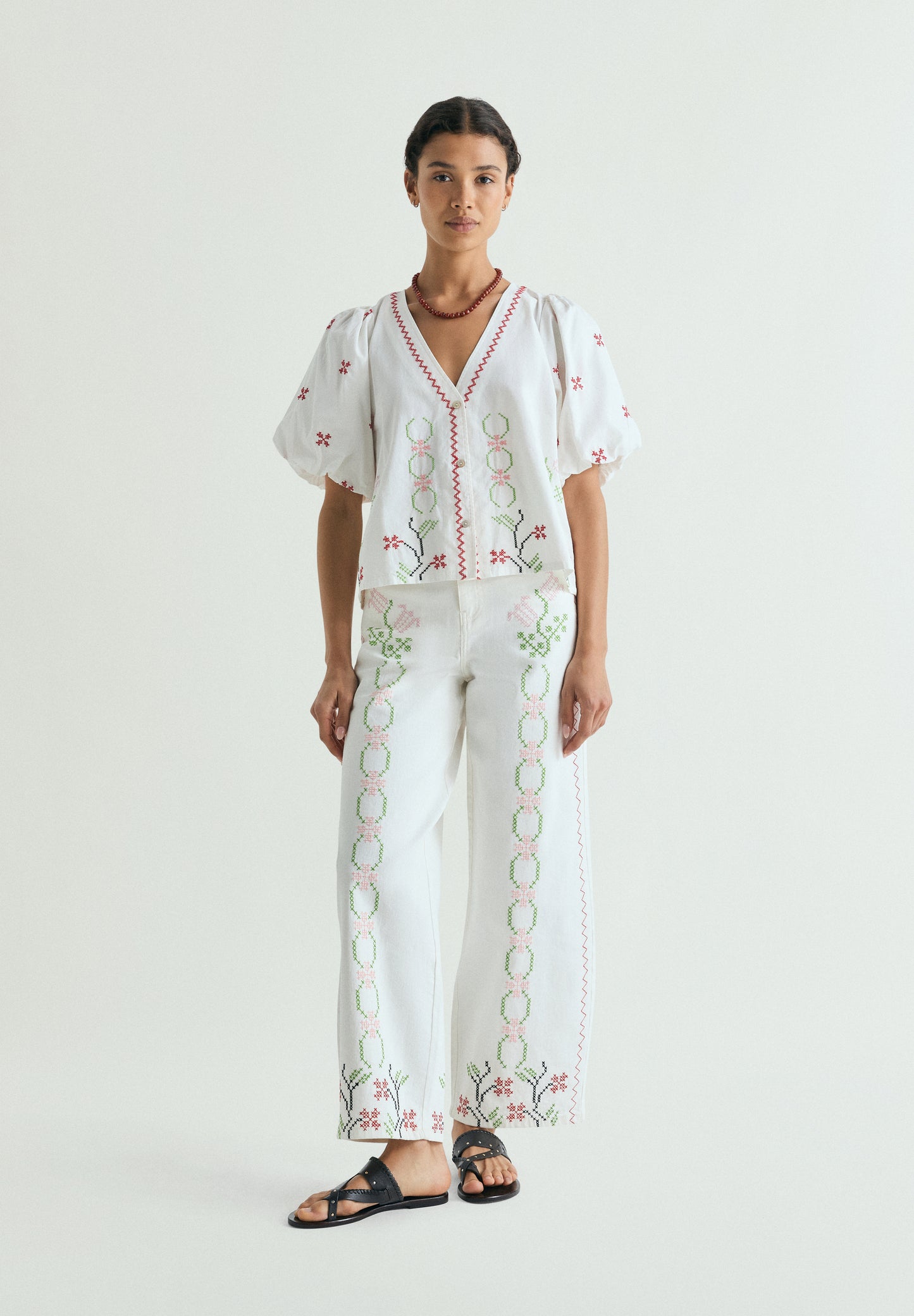 JEANS WIDE LEG BORDADOS FLORALES