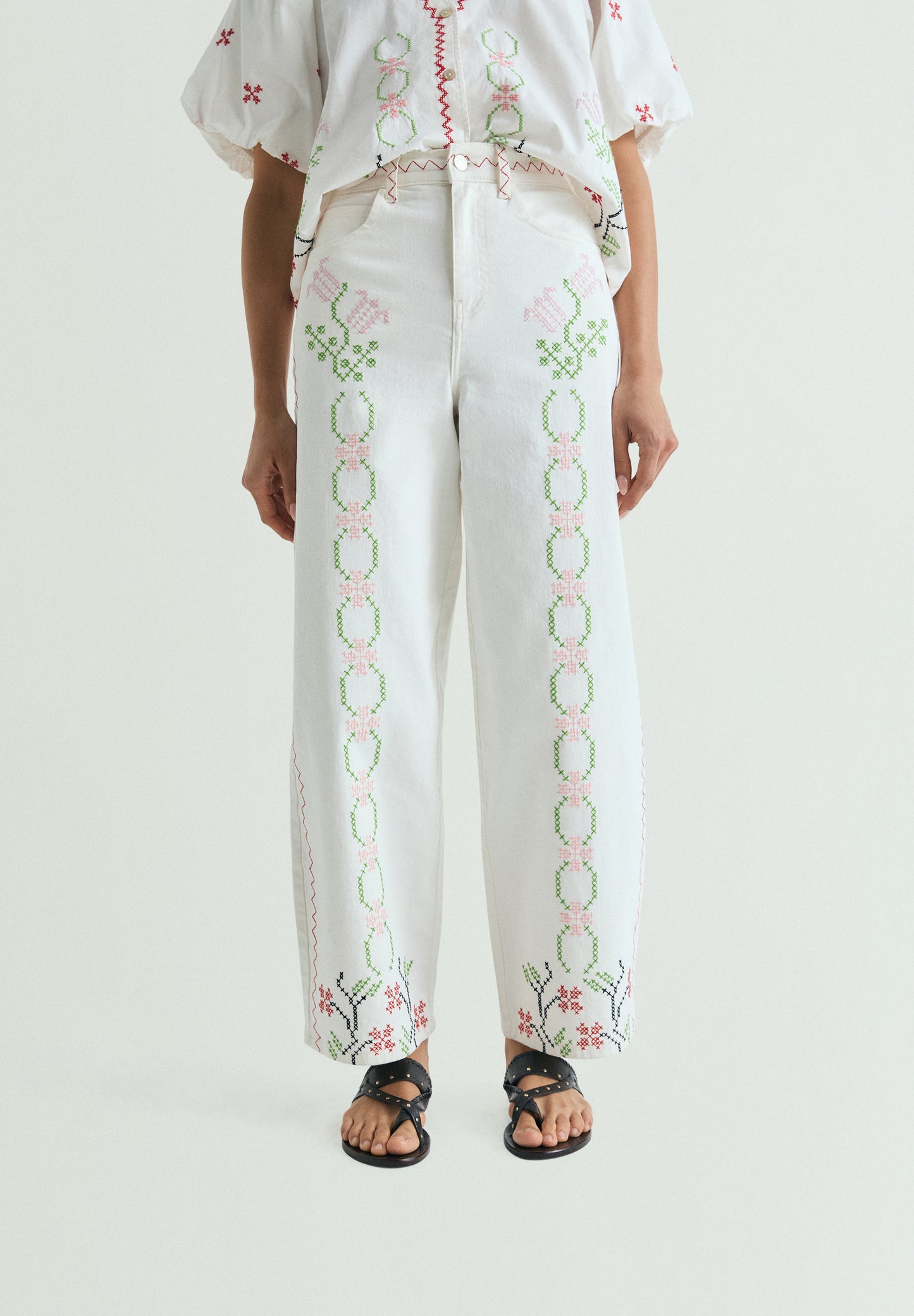 JEANS WIDE LEG BORDADOS FLORALES