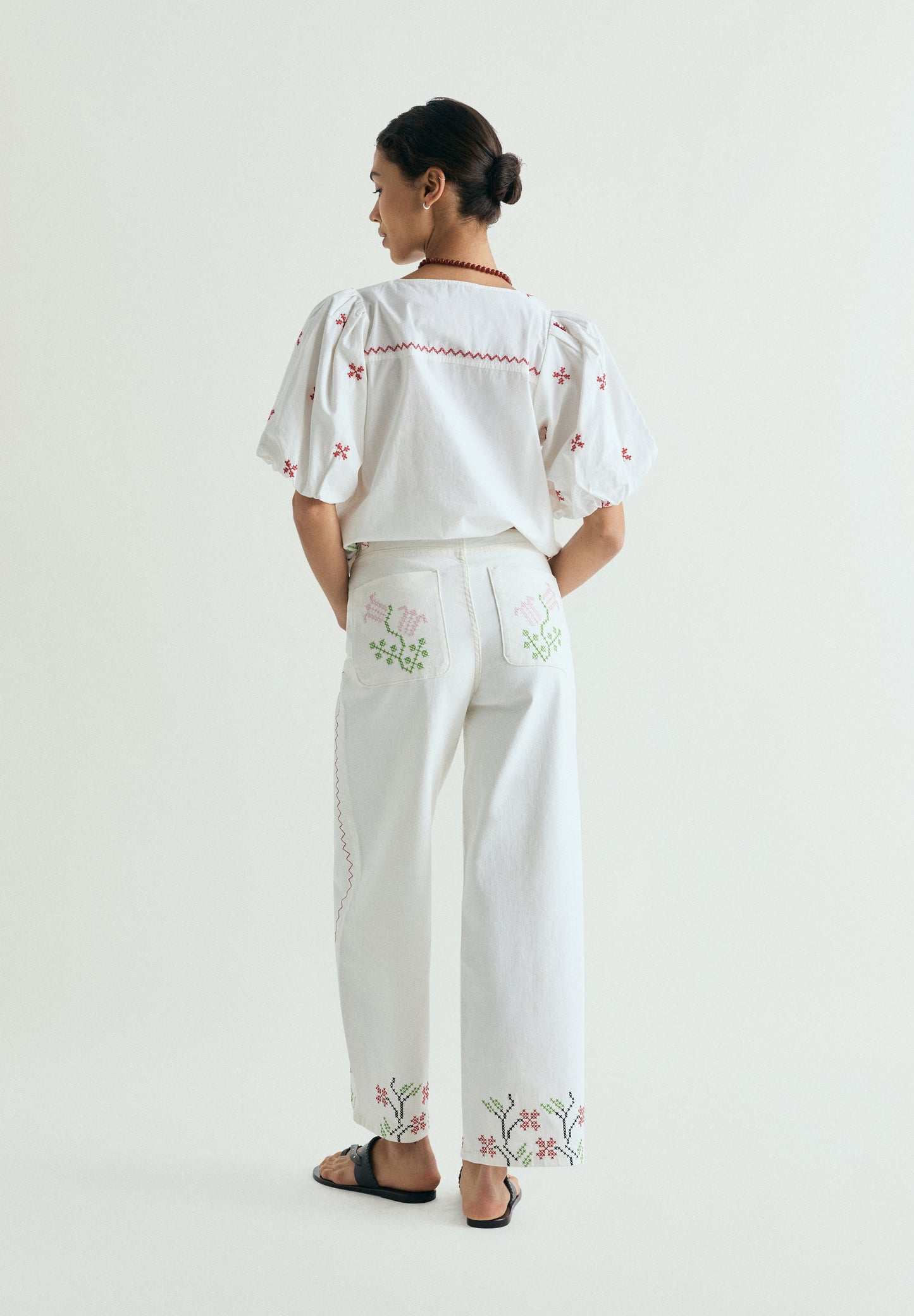 JEANS WIDE LEG BORDADOS FLORALES