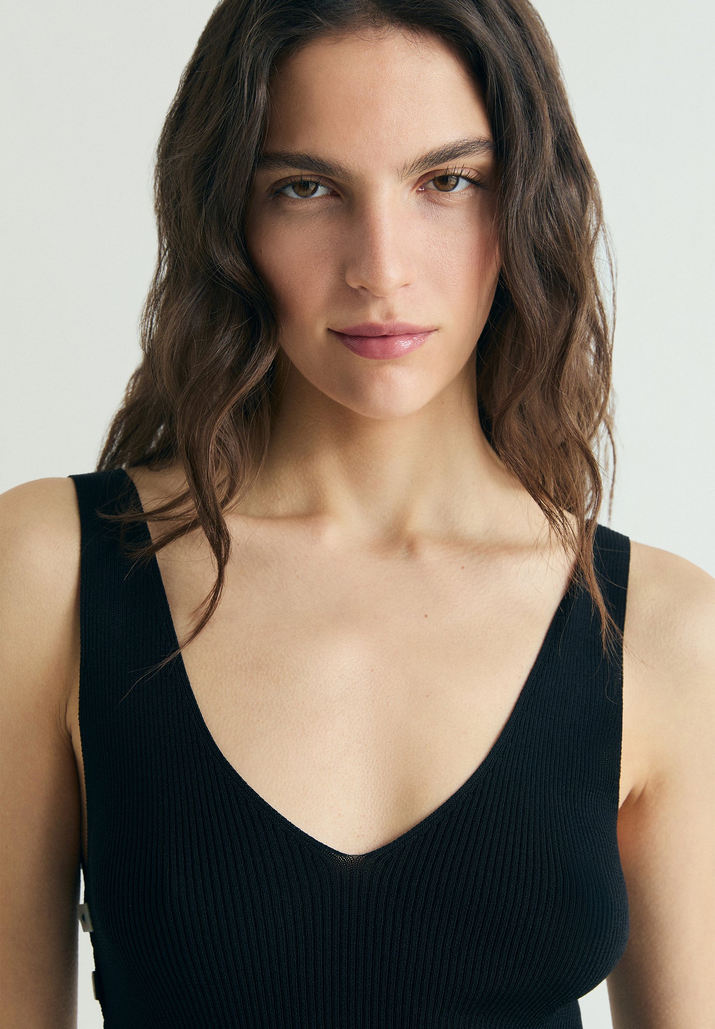 TOP ASIMÉTRICO DE PUNTO APLIQUES