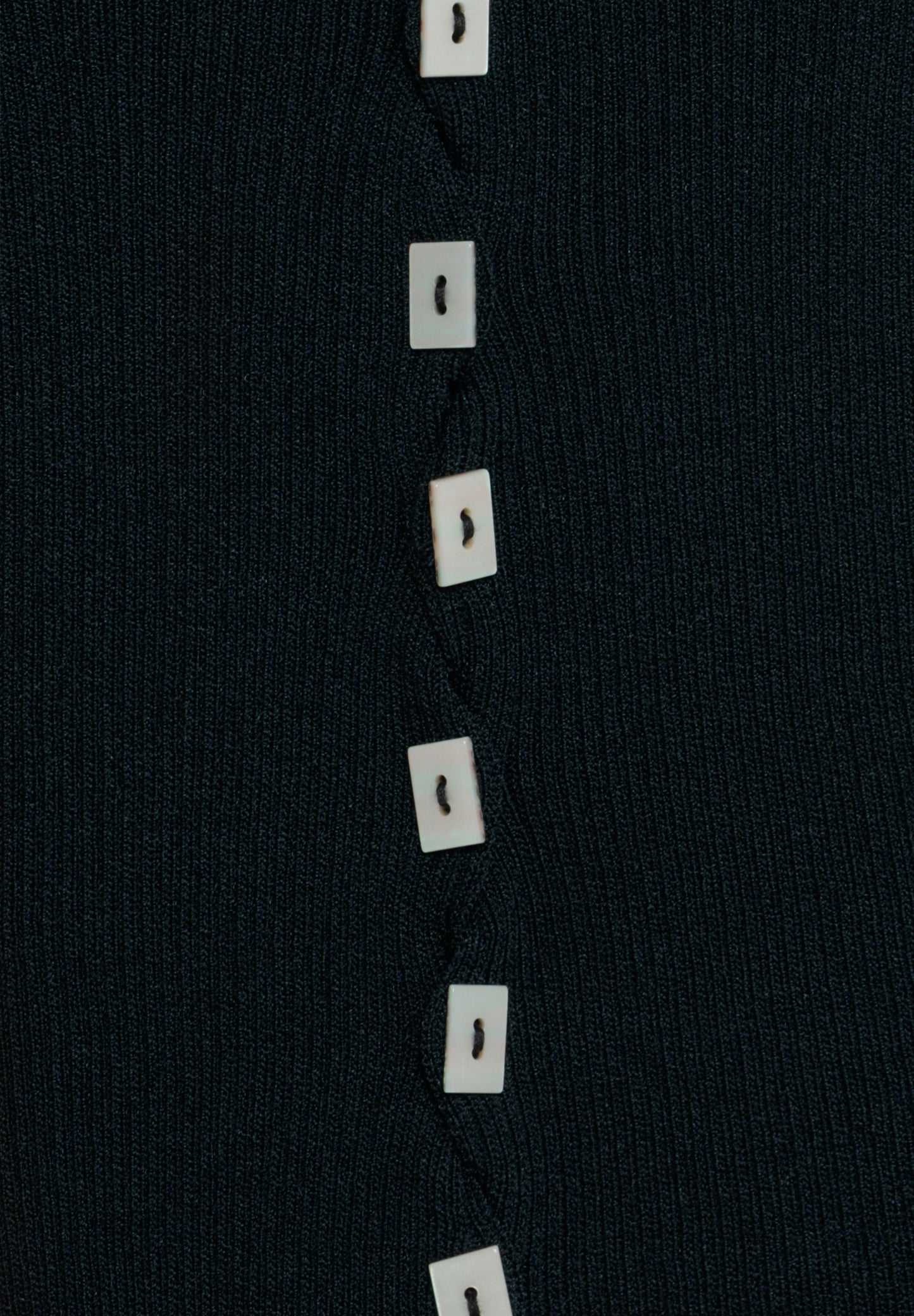 TOP ASIMÉTRICO DE PUNTO APLIQUES