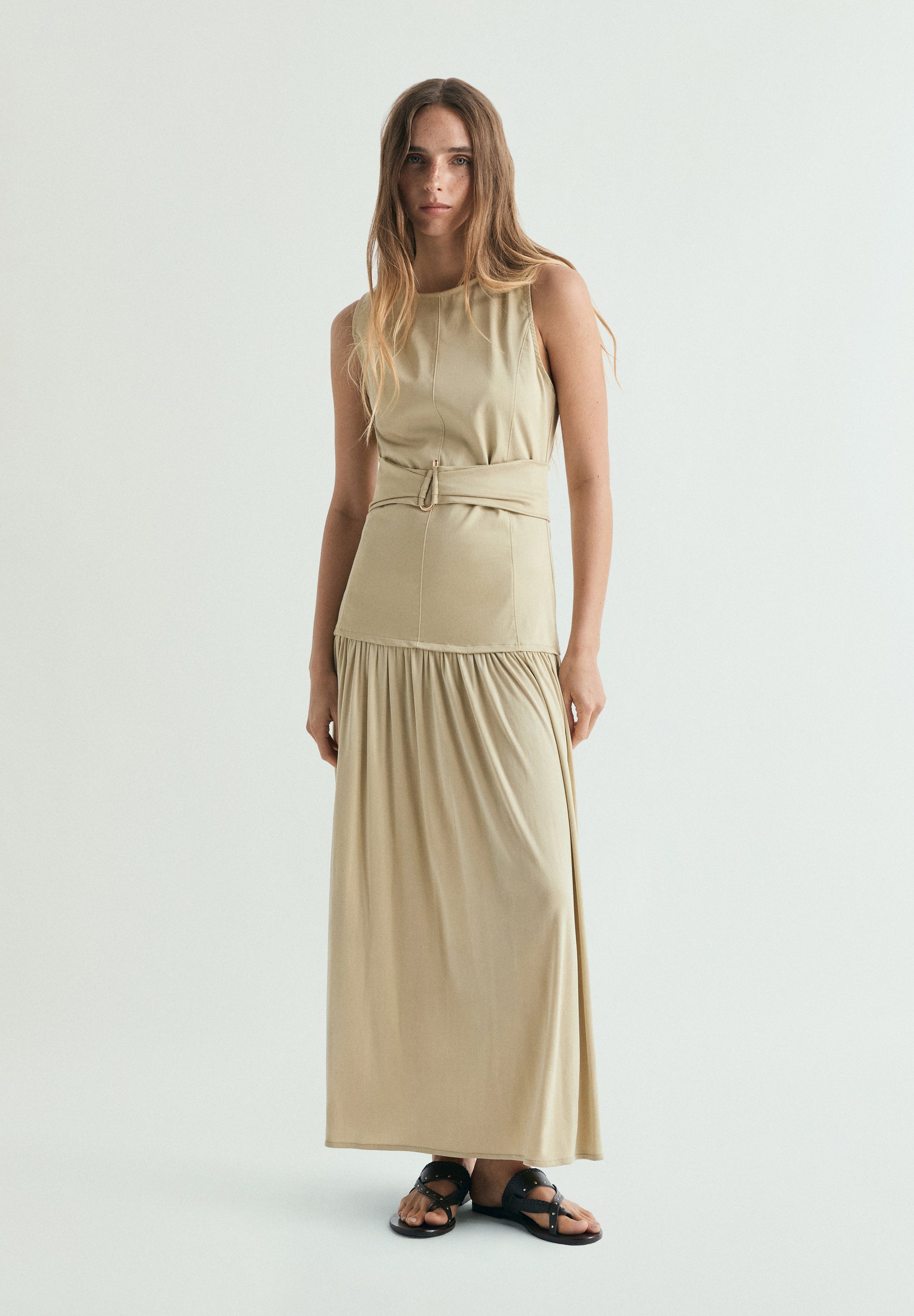 VESTIDO MIDI DRAPEADO CON DETALLE METÁLICO