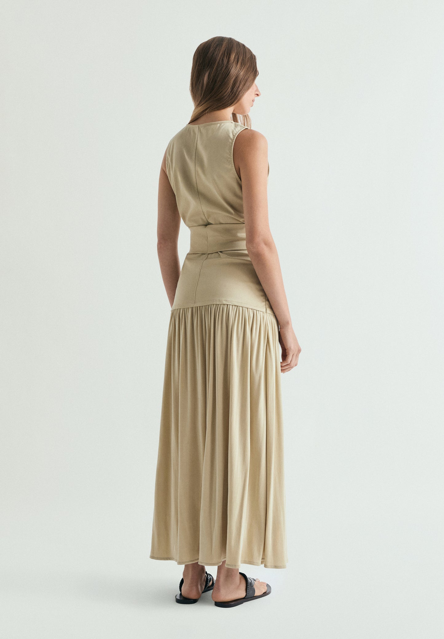 VESTIDO MIDI DRAPEADO CON DETALLE METÁLICO