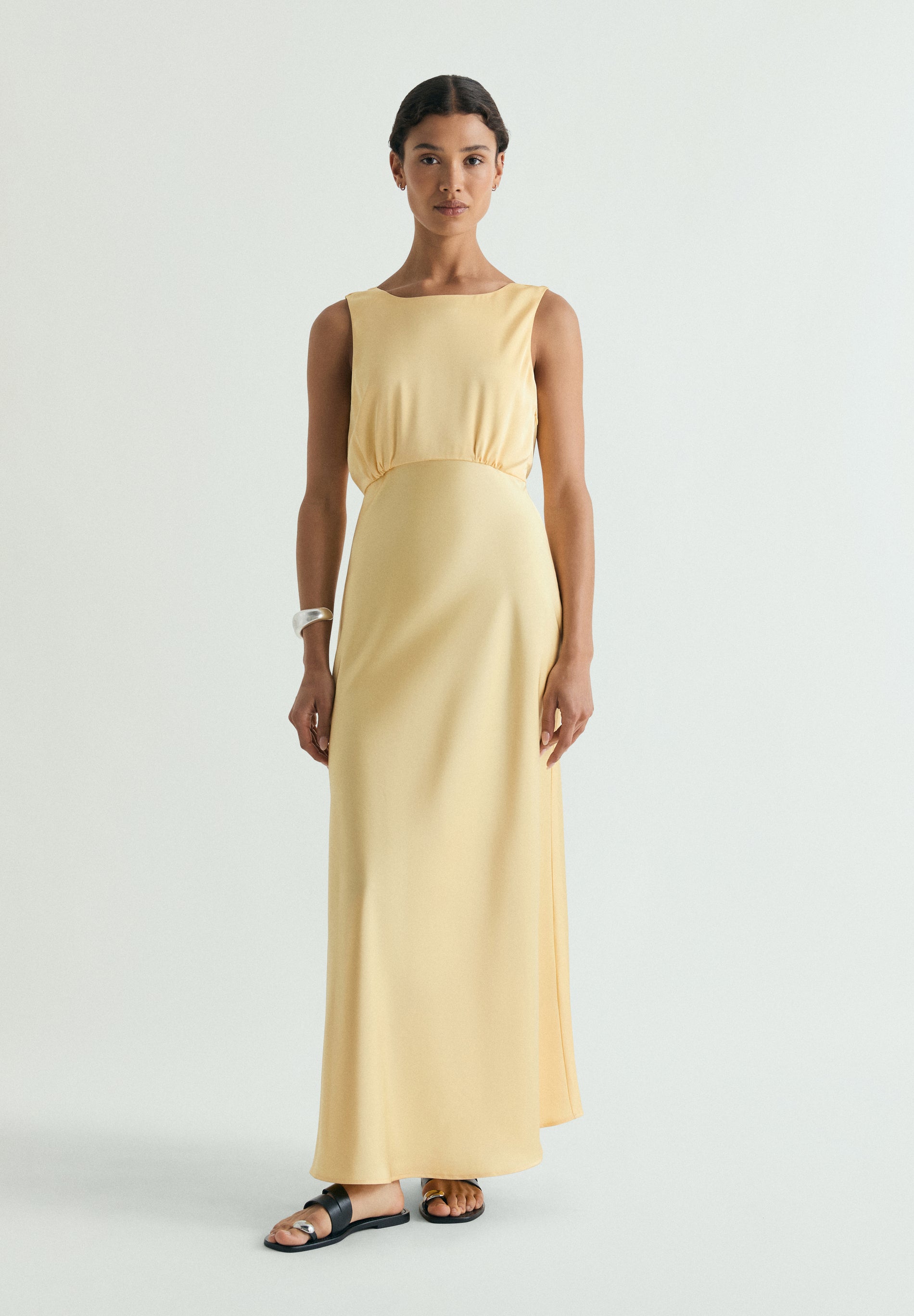 VESTIDO SATINADO CON ESPALDA DESCUBIERTA