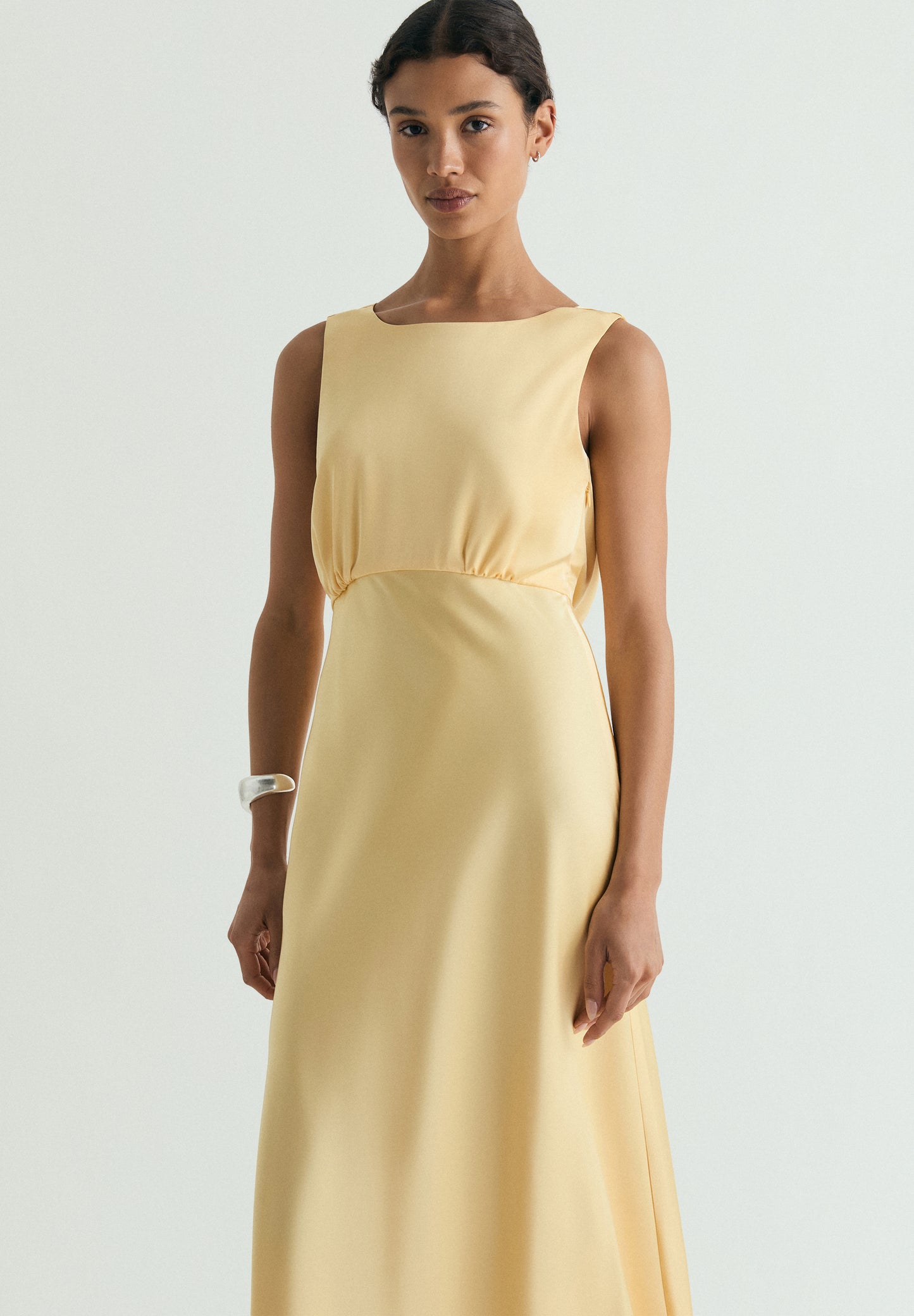 VESTIDO SATINADO CON ESPALDA DESCUBIERTA