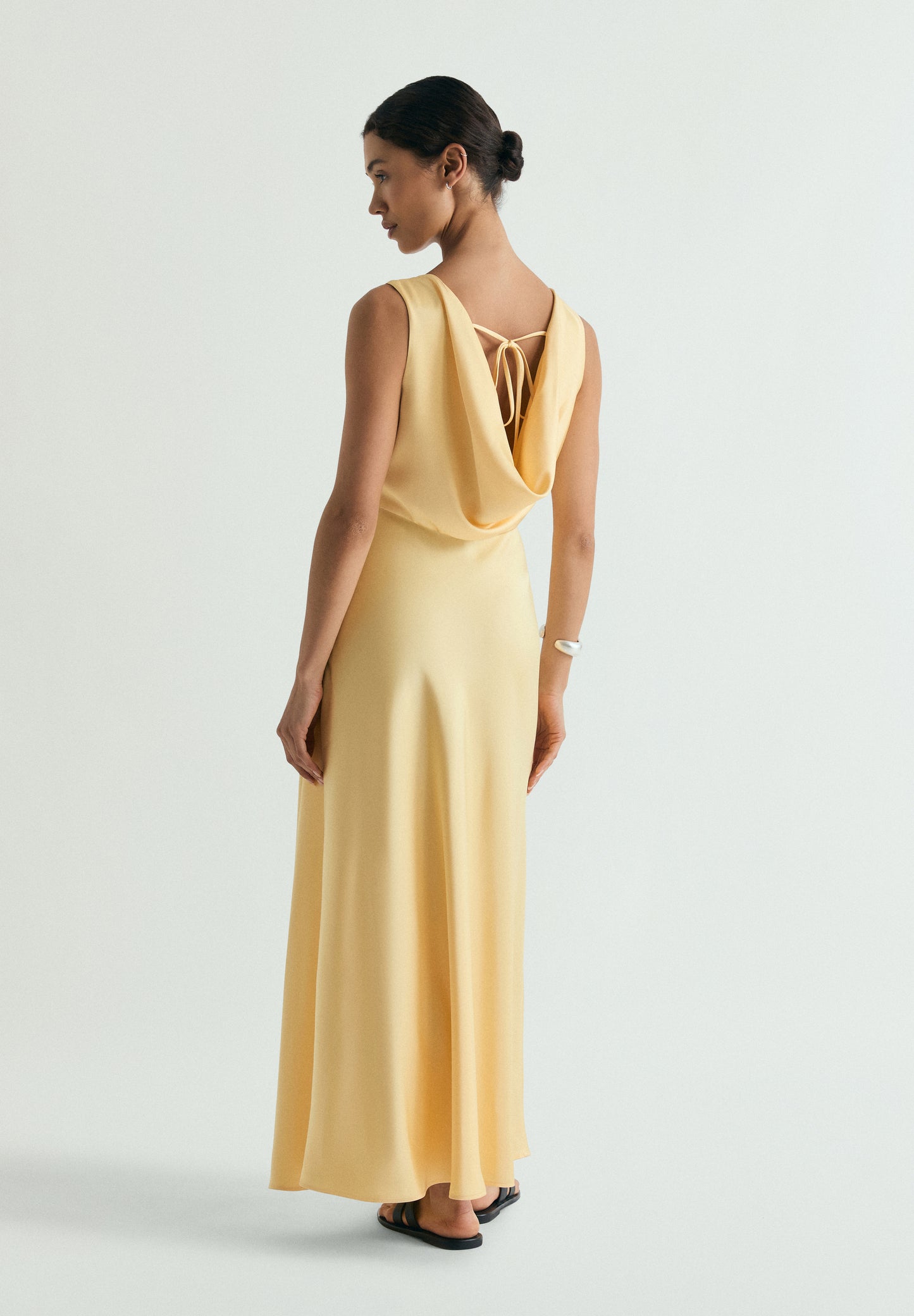 VESTIDO SATINADO CON ESPALDA DESCUBIERTA