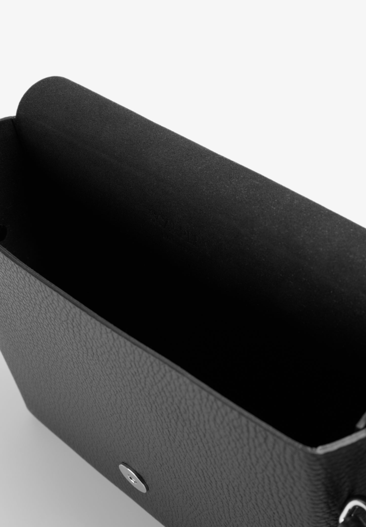 BOLSO DE PIEL CON APLIQUES