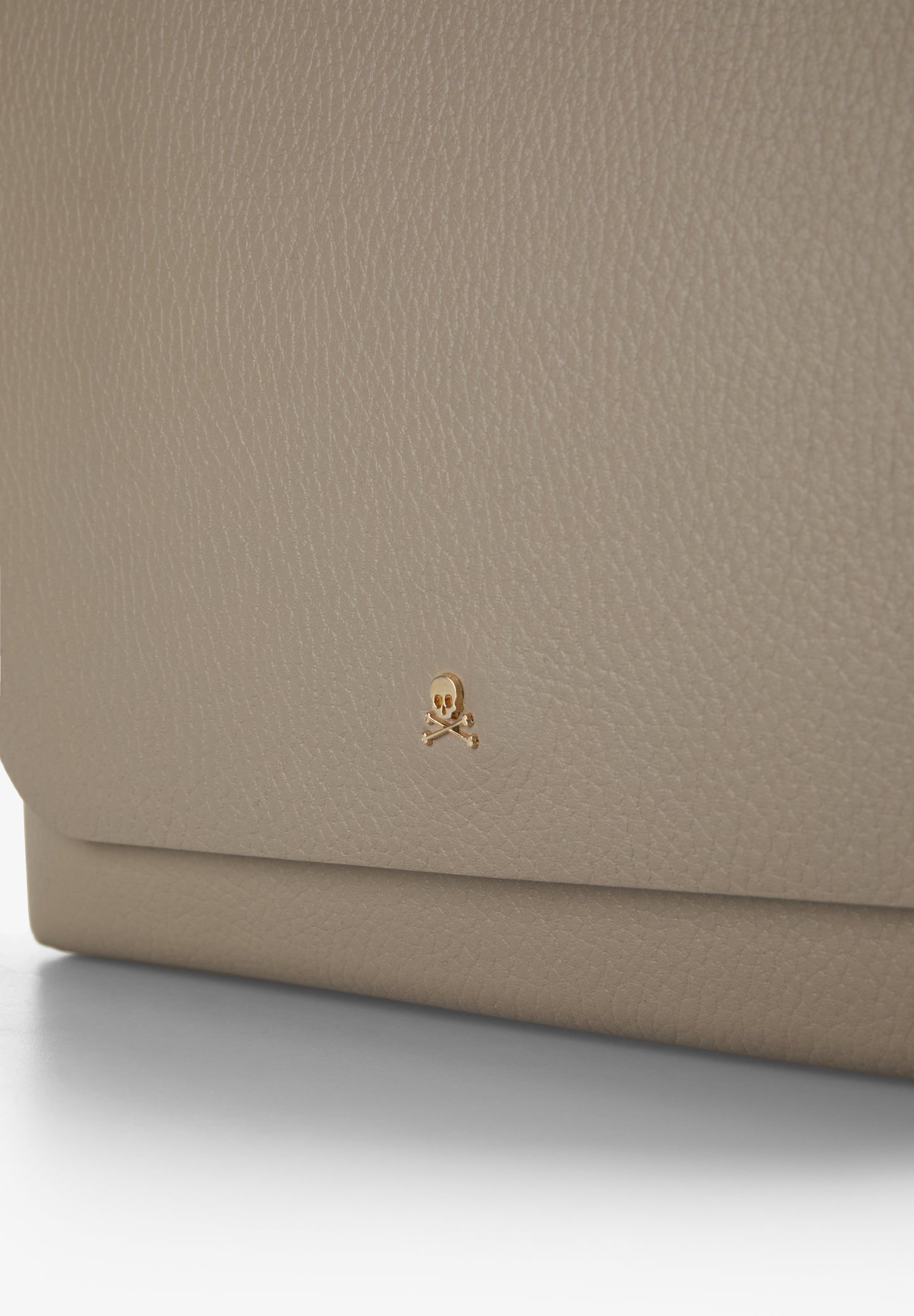 BOLSO DE PIEL CON APLIQUES