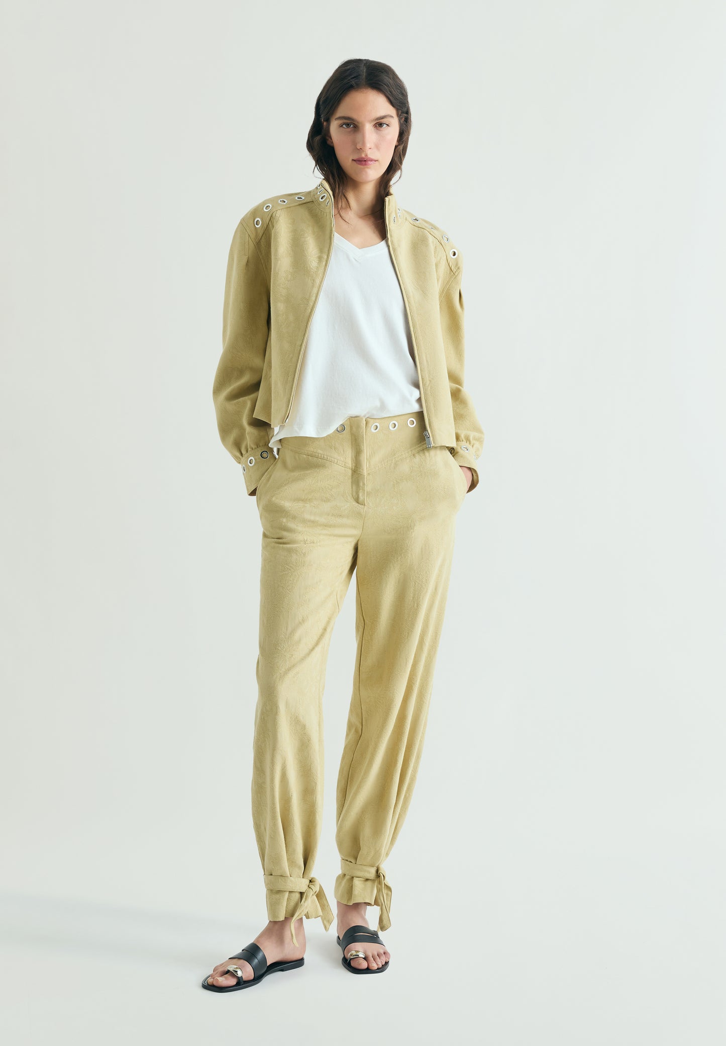 BOMBER JACQUARD CON TACHUELAS