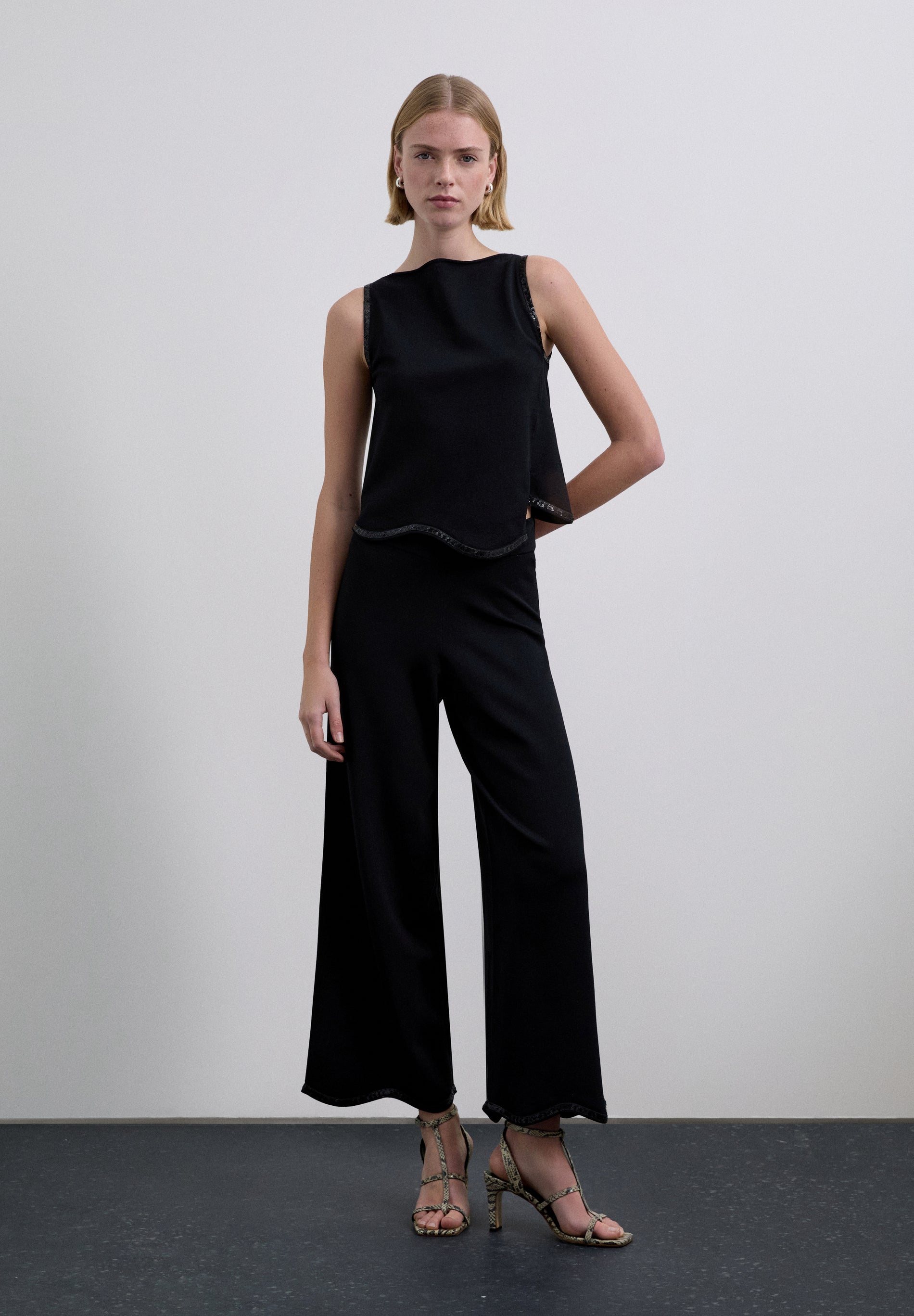 PANTALÓN DETALLES LENTEJUELAS