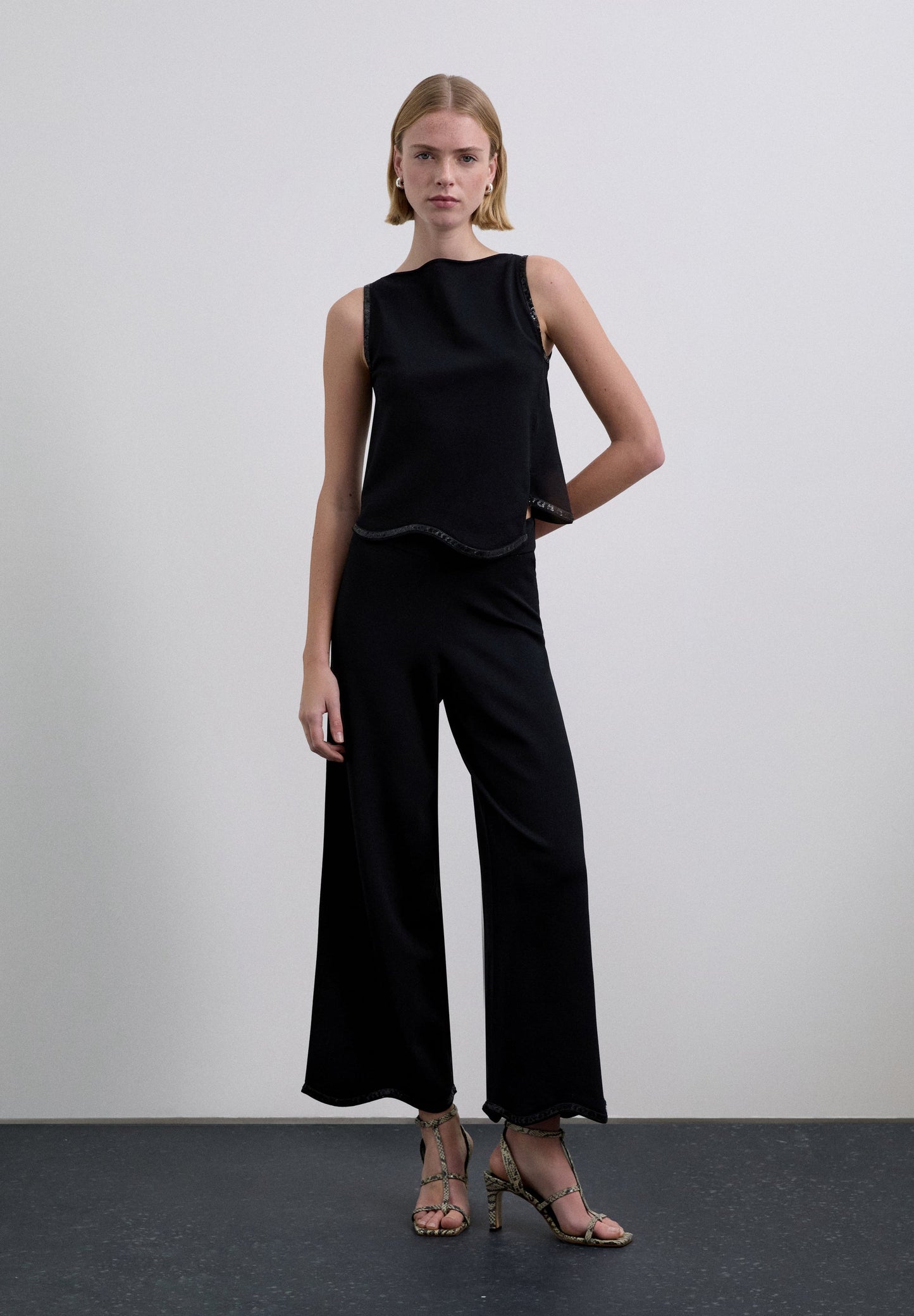 PANTALÓN DETALLES LENTEJUELAS