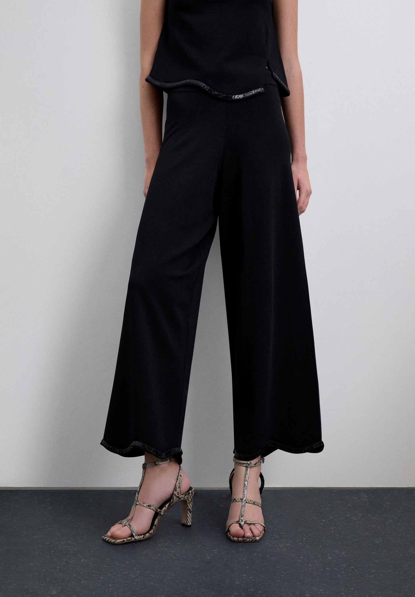 PANTALÓN DETALLES LENTEJUELAS