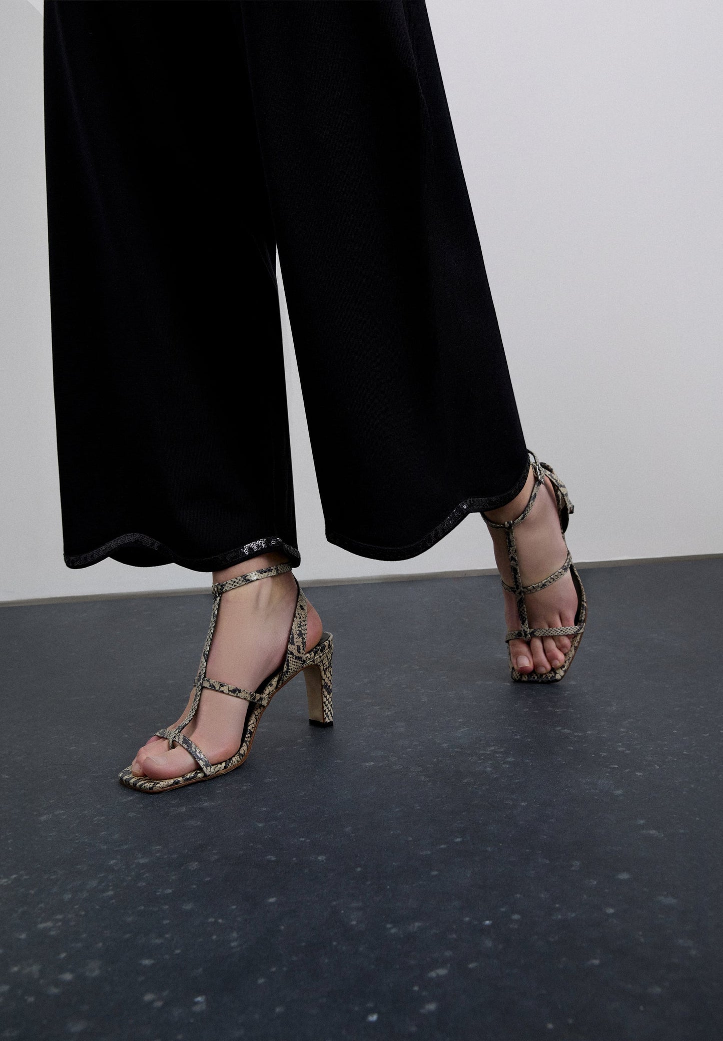 PANTALÓN DETALLES LENTEJUELAS