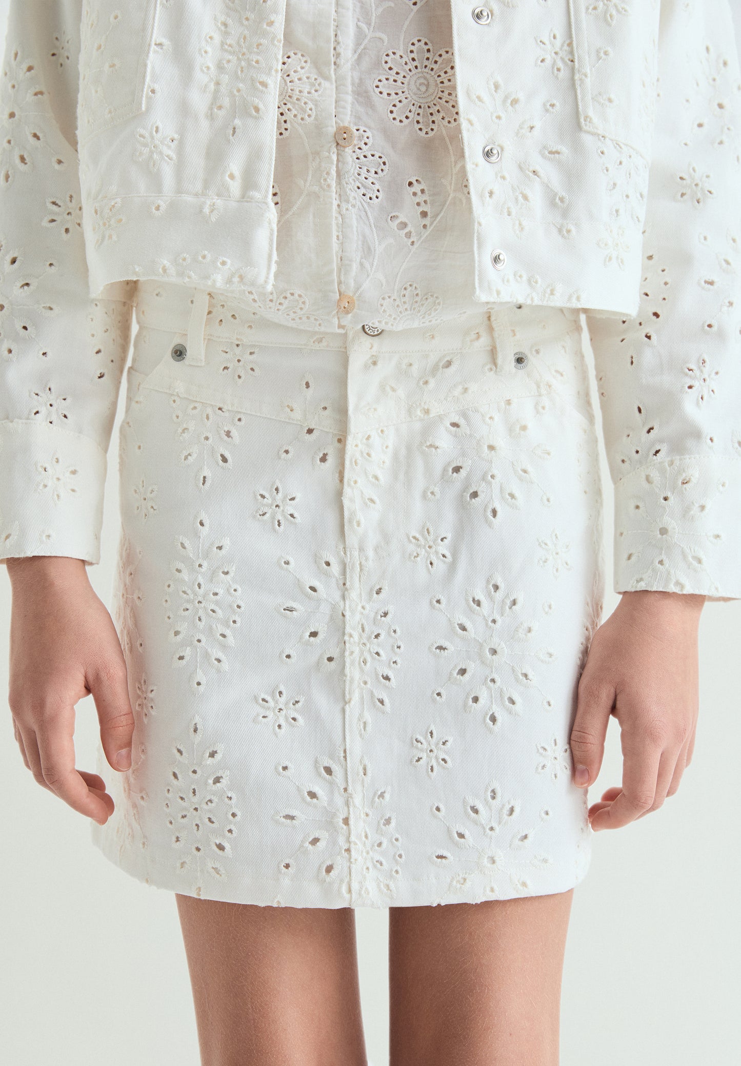 FALDA MINI PERFORADA