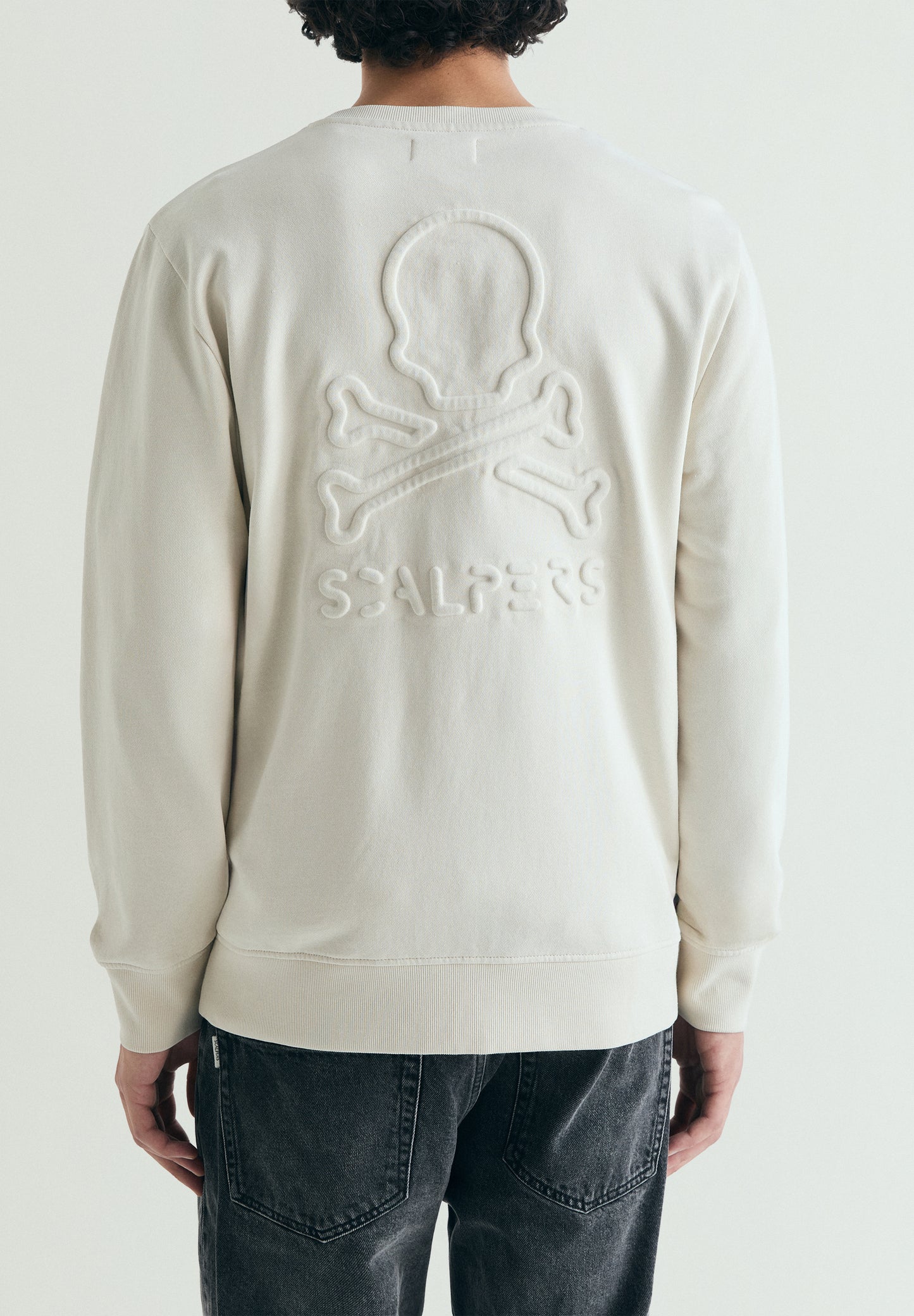 SUDADERA CALAVERA EN RELIEVE