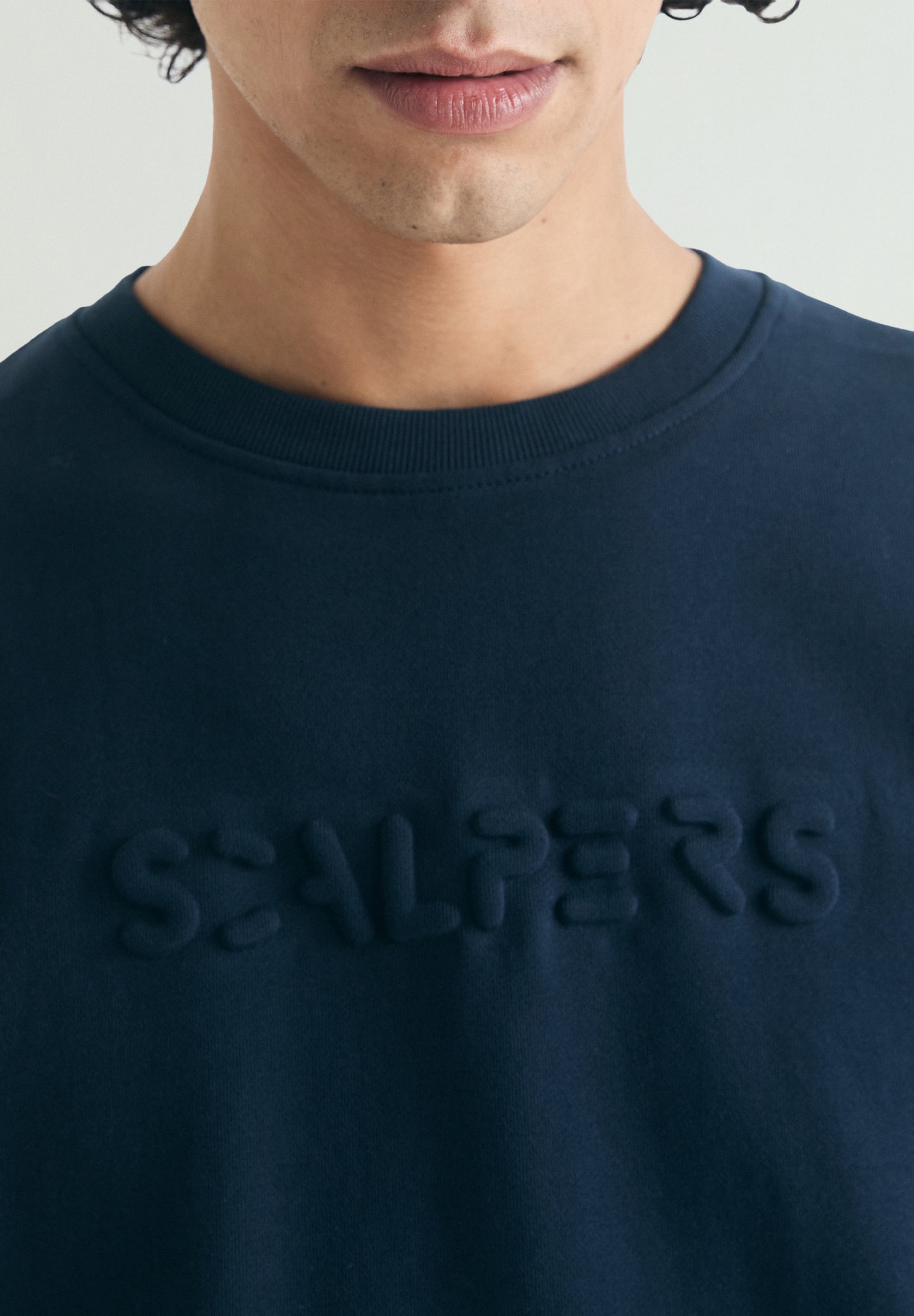 SUDADERA CALAVERA EN RELIEVE