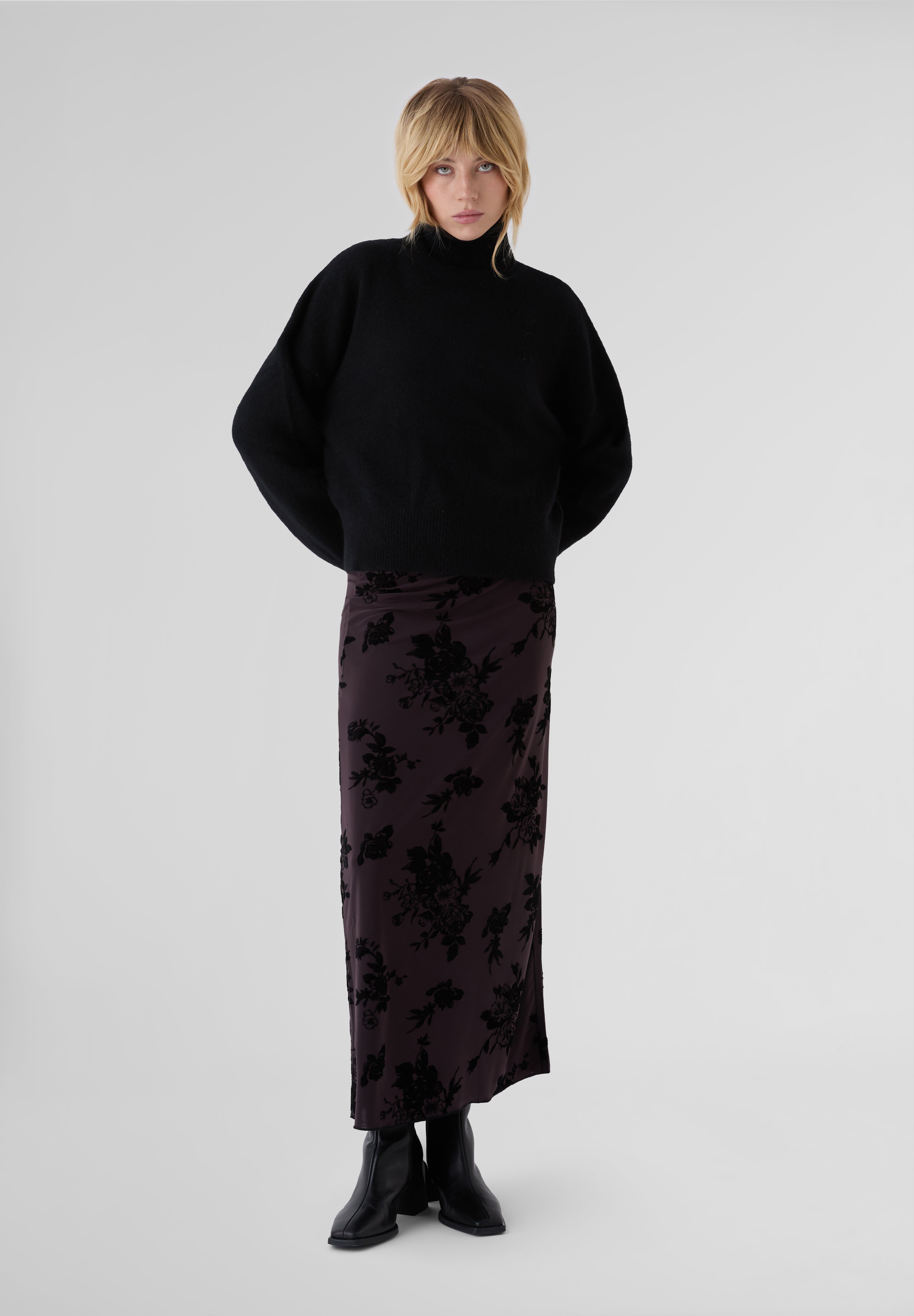 RÉSUMÉ | FALDA HOLLYRS