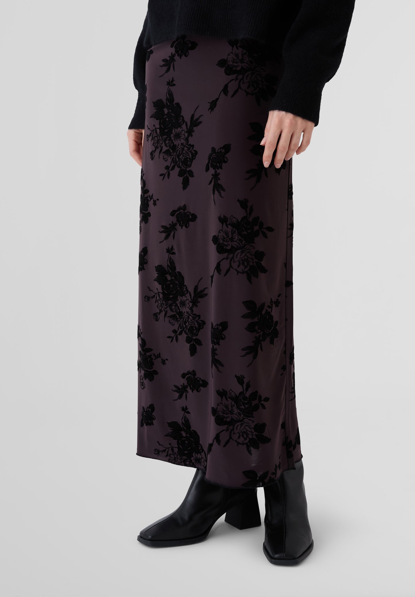 RÉSUMÉ | FALDA HOLLYRS