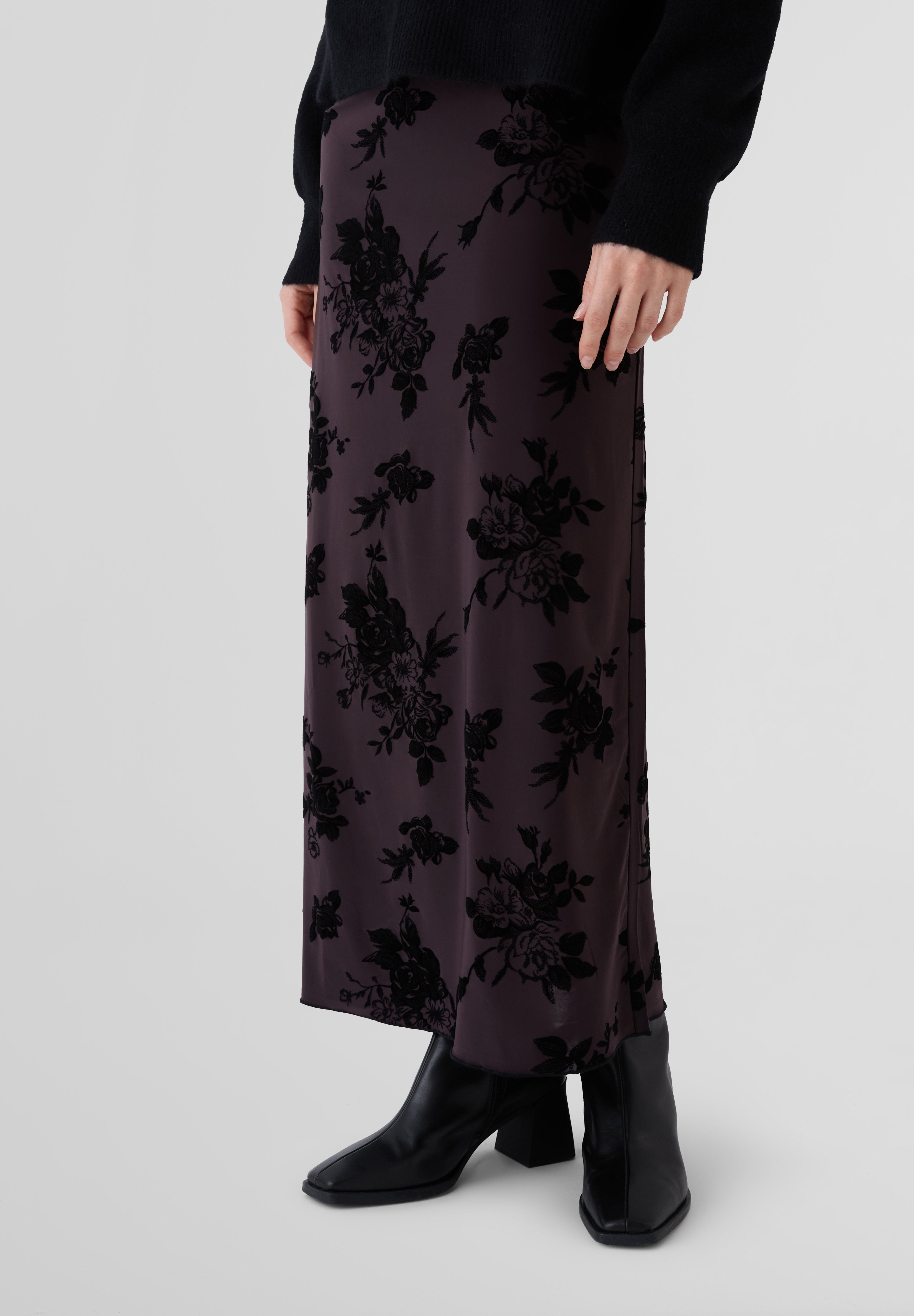 RÉSUMÉ | FALDA HOLLYRS