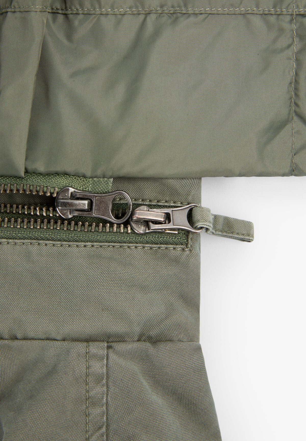 CHAQUETA MILITAR CAPUCHA OCULTA