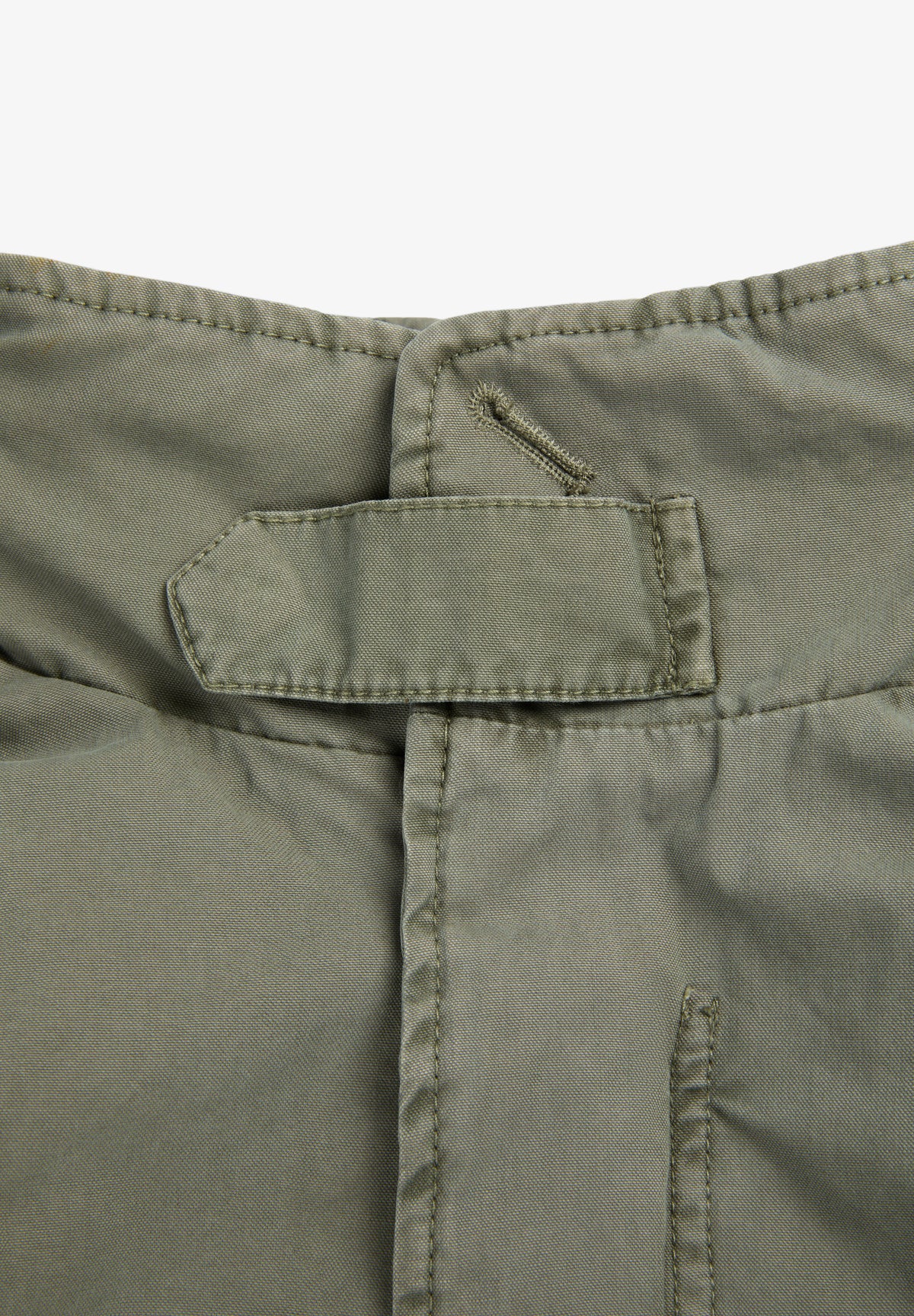 CHAQUETA MILITAR CAPUCHA OCULTA