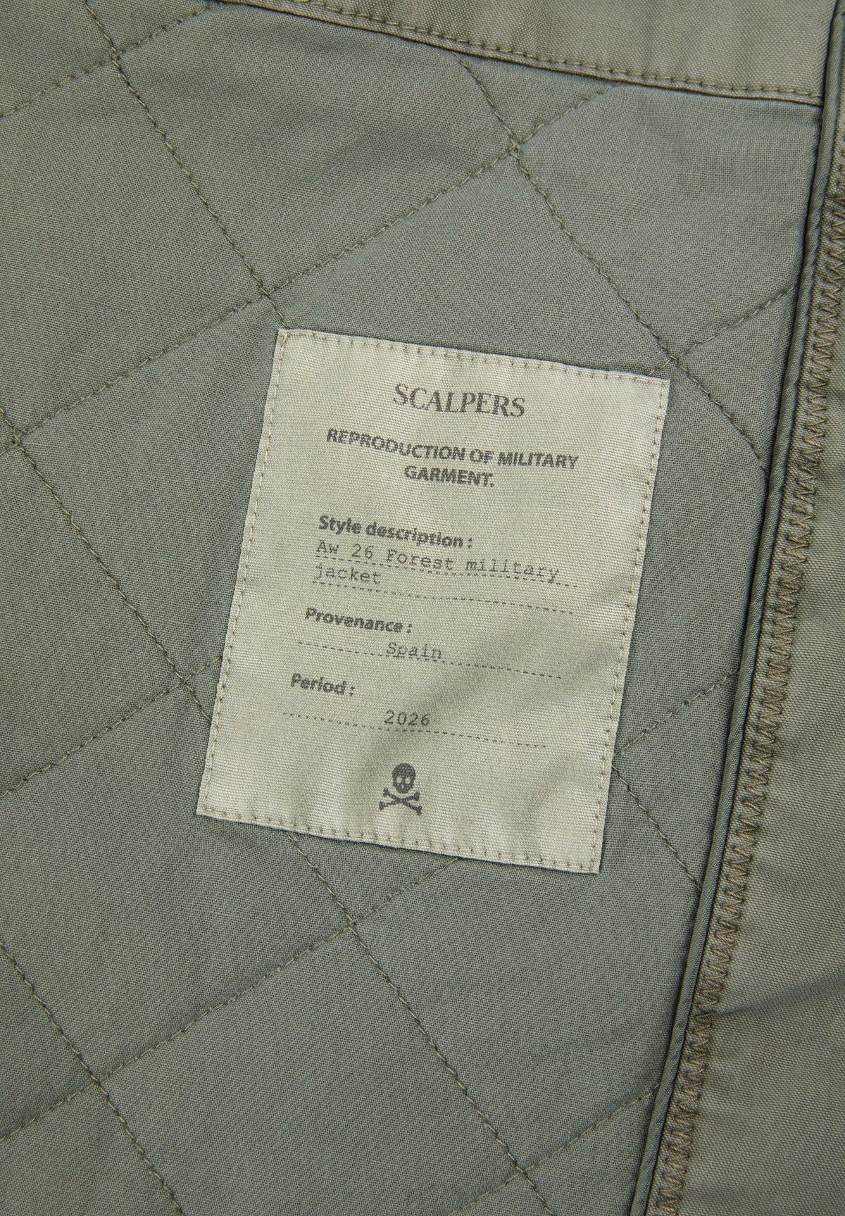 CHAQUETA MILITAR CAPUCHA OCULTA