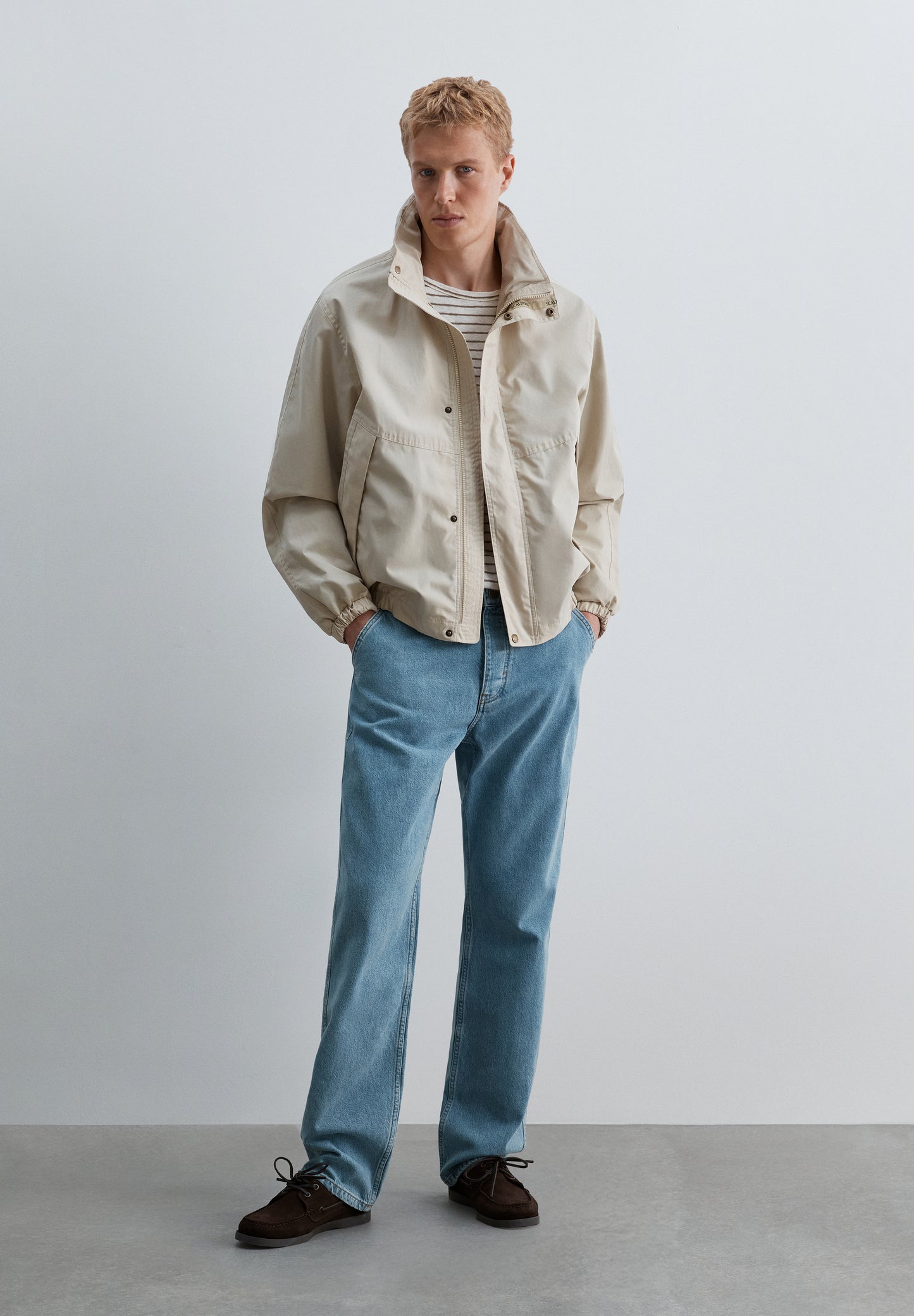 CHAQUETA TÉCNICA CON CAPUCHA OCULTA