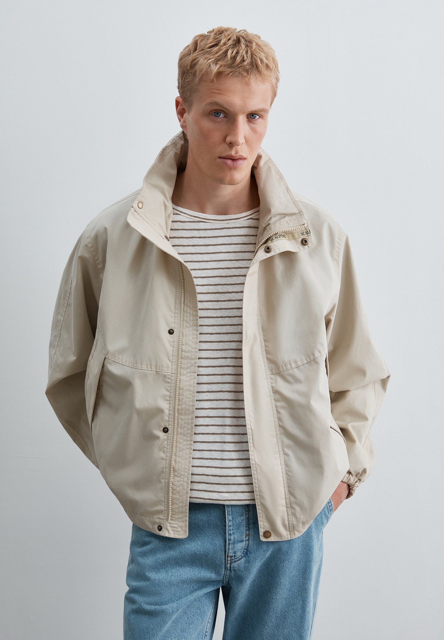 CHAQUETA TÉCNICA CON CAPUCHA OCULTA
