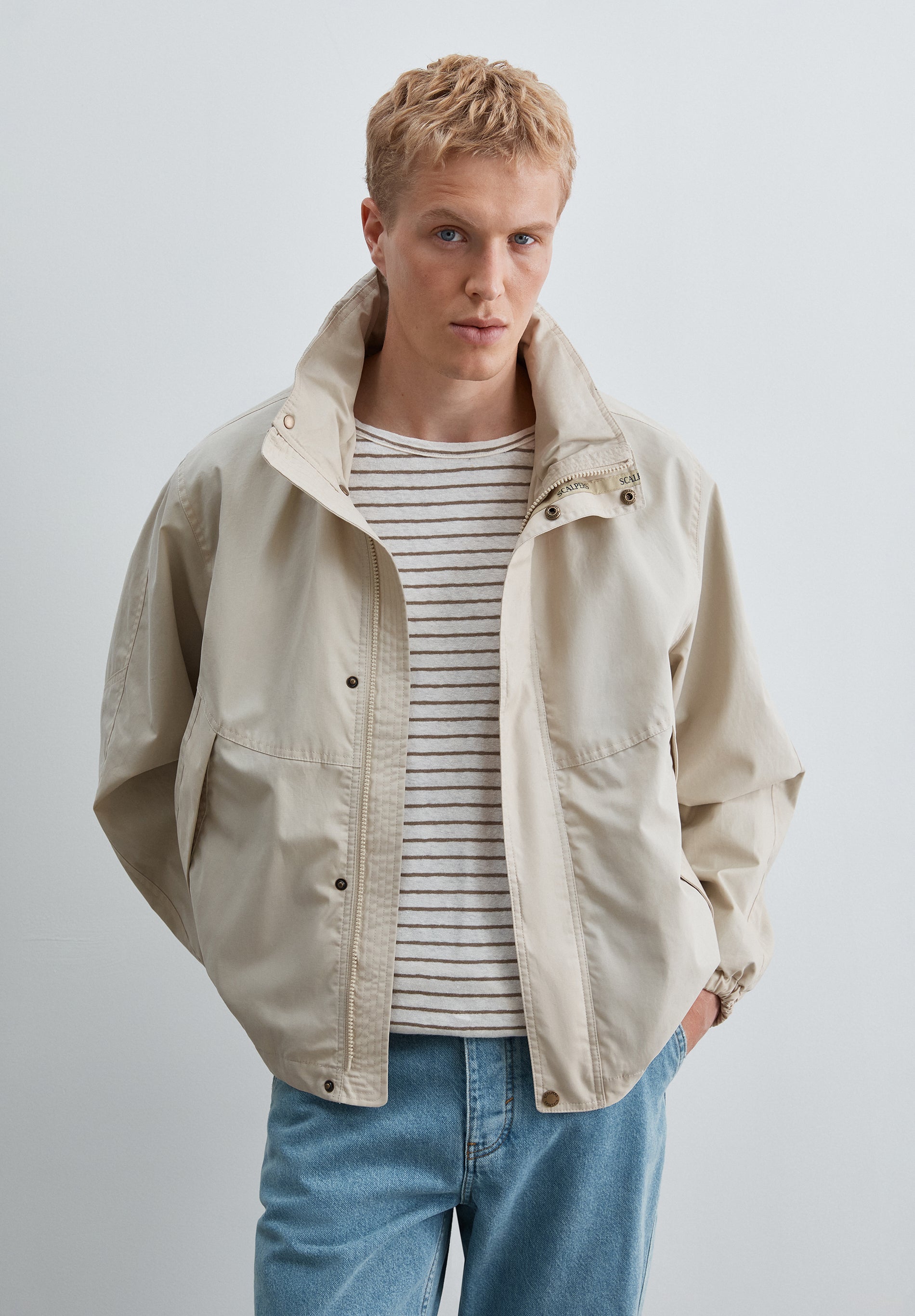 CHAQUETA TÉCNICA CON CAPUCHA OCULTA