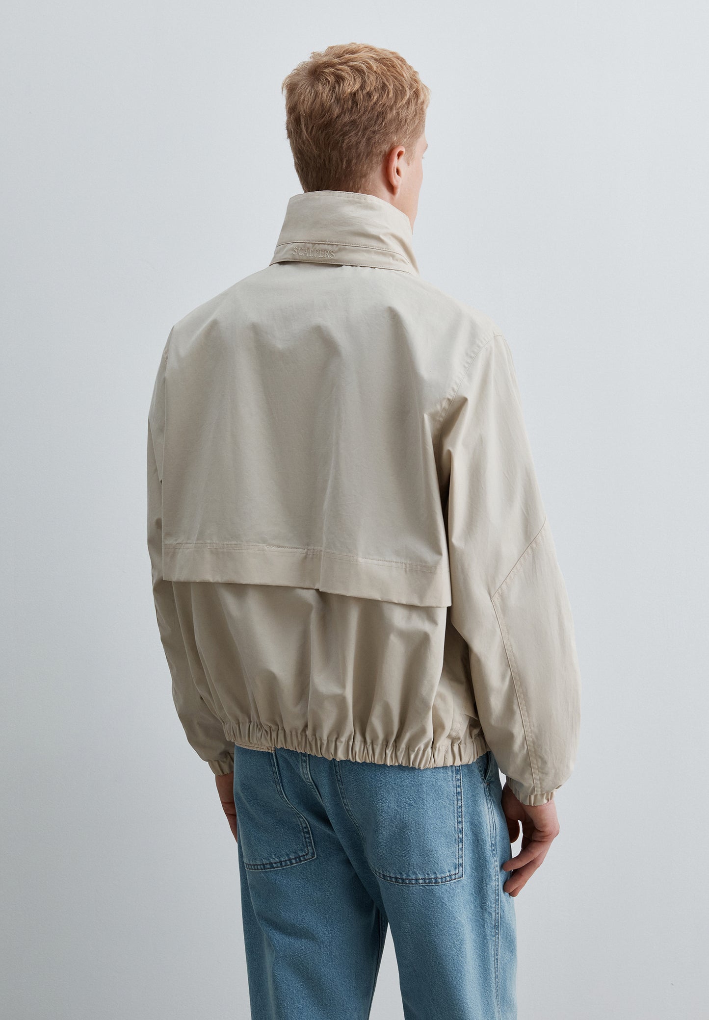 CHAQUETA TÉCNICA CON CAPUCHA OCULTA